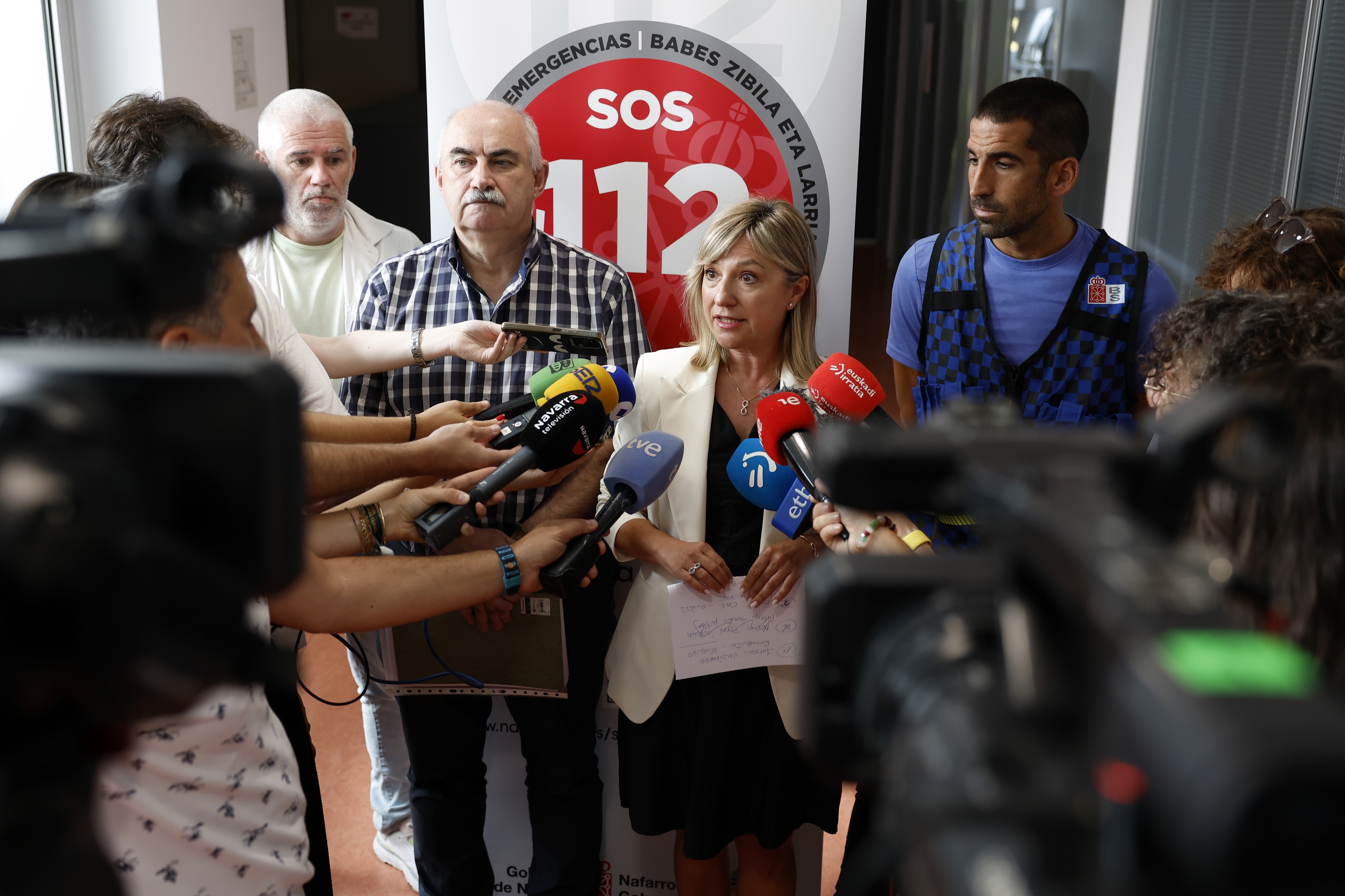 Jose Mari Aierdi eta Amparo Lopez kontseilariak, SOS Nafarroaren egoitzan, gaur eguerdian. JESUS DIGES / EFE