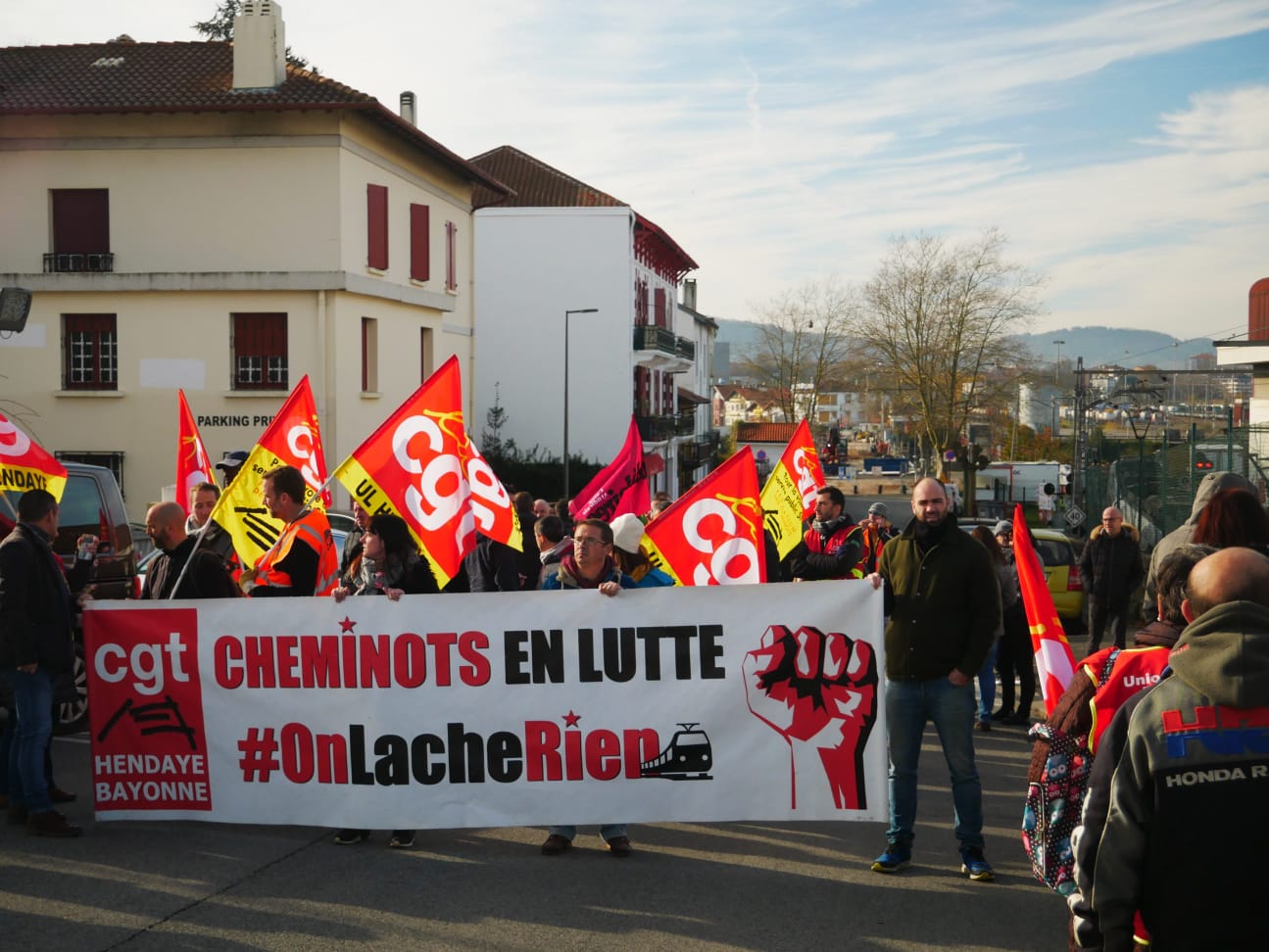 Trenbideetako langileek manifestazio bat egin dute gaur goizean, Hendaian. BERRIA