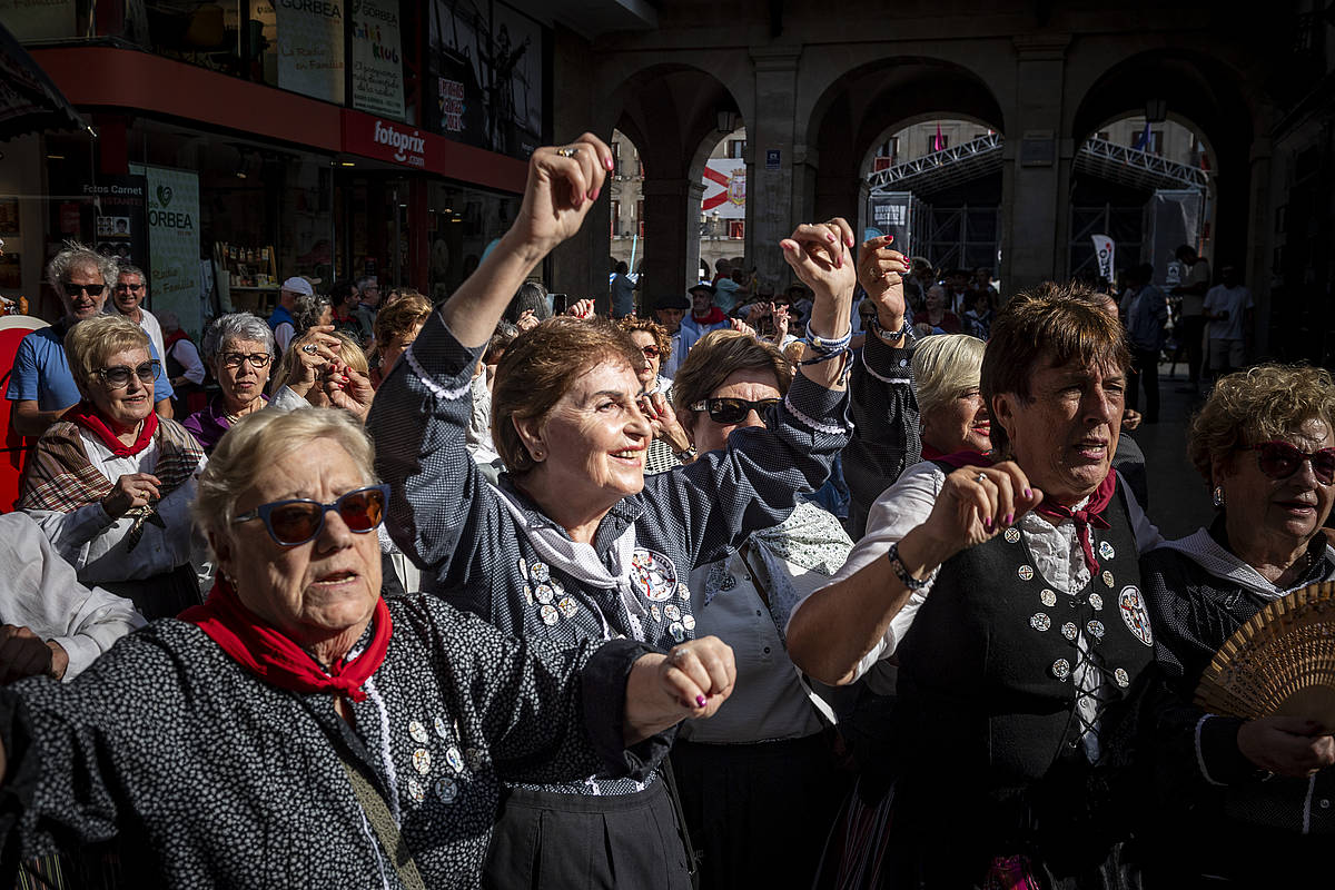 Neska beteranoak, Gasteizko jaiez gozatzen. JAIZKI FONTANEDA / FOKU