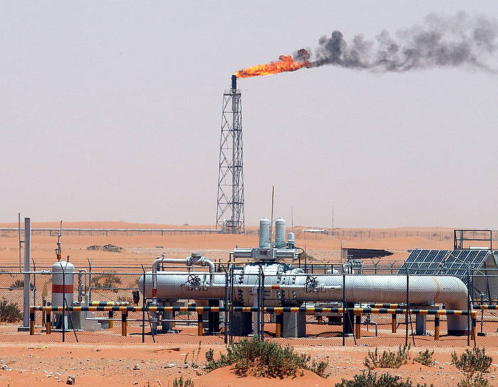 Khurais petrolio putzua, Saudi Arabiako basamortuan. ALI HAIDER / EFE