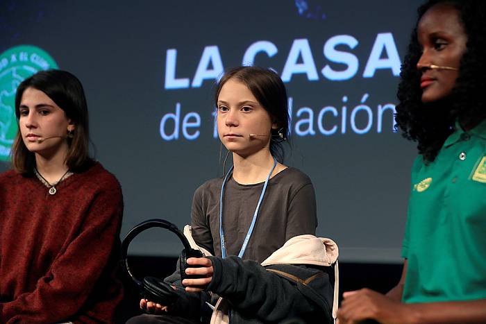Greta Thunberg, erdian, mugimenduko beste hainbat kiderekin batera. KIKO HUESCA, EFE