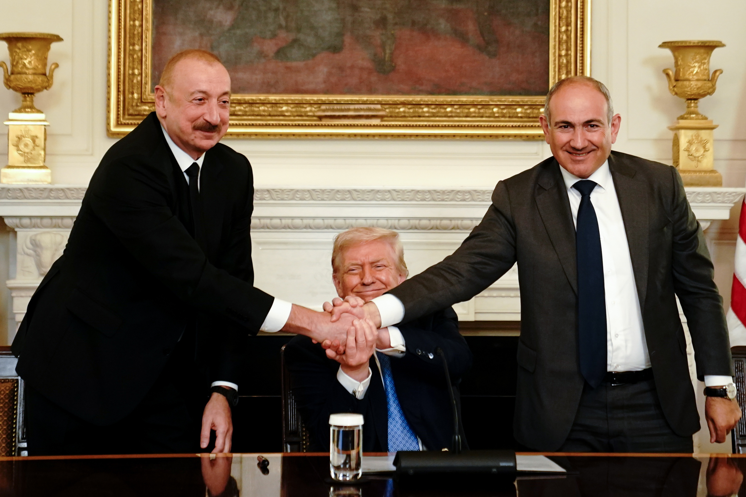 Azerbaijango presidente Ilham Aliyev eta Armeniako lehen ministro Nikol Paxinian atzo, Etxe Zurian. Bien artean, Trump. NATHAN HOWARD / EFE