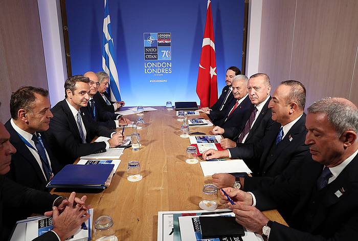 Kyriakos Mitsotakis Greziako lehen ministroa eta Recep Tayyip Erdogan Turkiako presidentea, beren herrialdeetako ordezkaritza banarekin, asteazkenean, NATOk Londresen egin zuen goi bileran. EFE