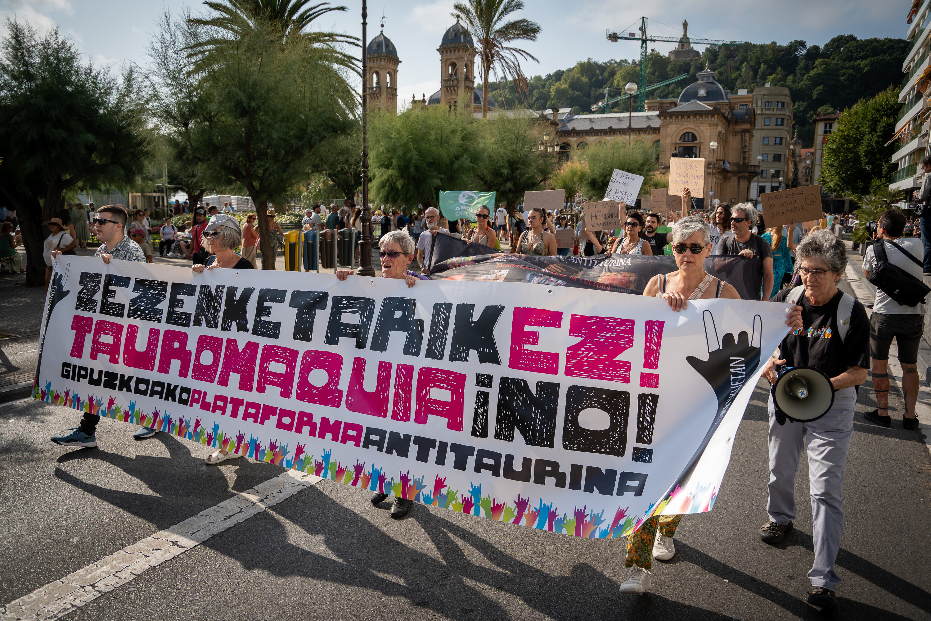 Zezenketen aurkako manifestazioa, gaur, Donostian. AITOR KARASATORRE / FOKU