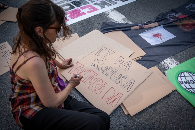 (ID_15211623) (aitor Karasatorre/@FOKU) 2025-08-09, Donostia. Gipuzkoako Plataforma Antitaurinoak manifestazioa antolatu du, Illunb... (ID_15211623) (aitor Karasatorre/@FOKU) 2025-08-09, Donostia. Gipuzkoako Plataforma Antitaurinoak manifestazioa antolatu du, Illunb...
