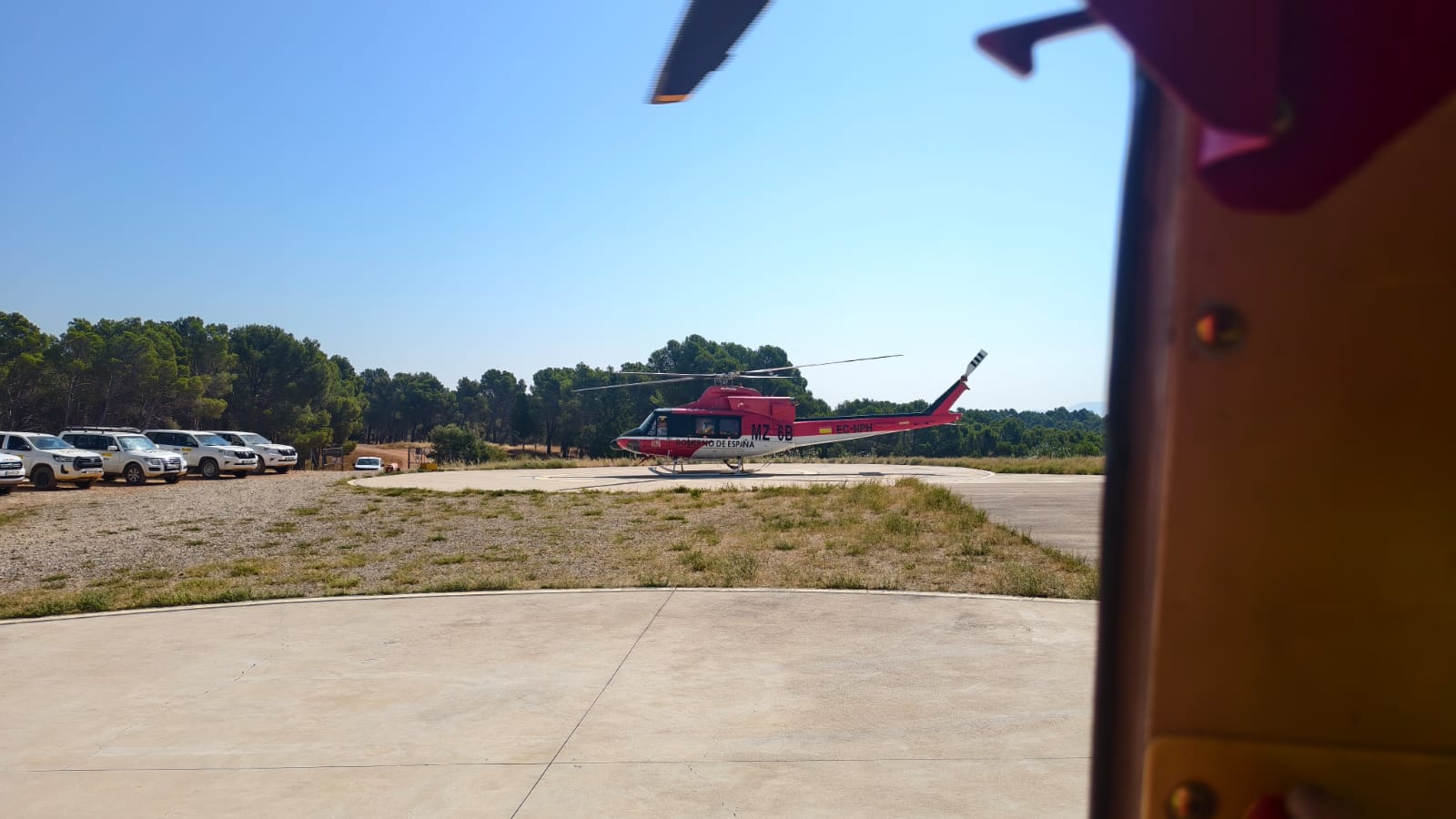 Sua itzaltzeko lanean dabilen helikopteroetako bat, gaur, Zarrakaztelun. @AT_BRIF