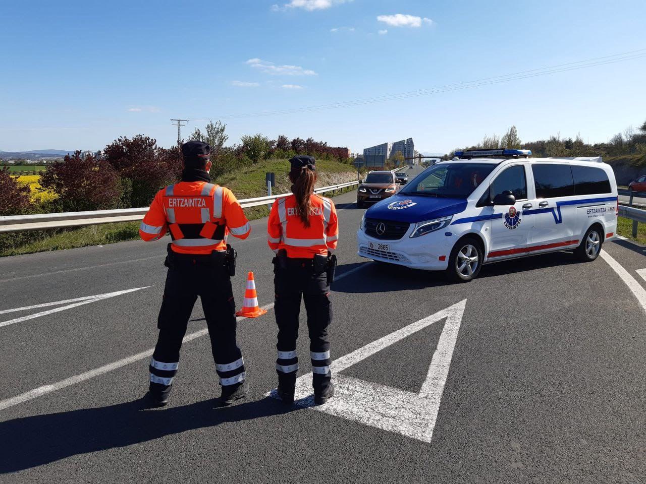 Bi ertzain, artxiboko irudi batean. ERTZAINTZA