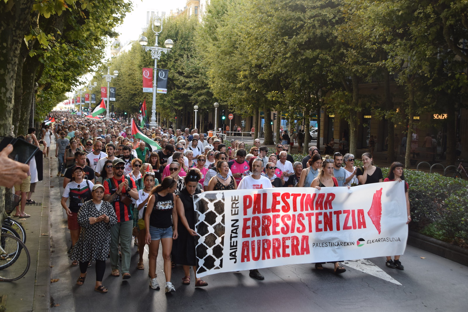 Palestinarekin Elkartasuna plataformak atzo Donostian antolatutako manifestazioa. XALBA RAMIREZ / IRUTXULOKO HITZA