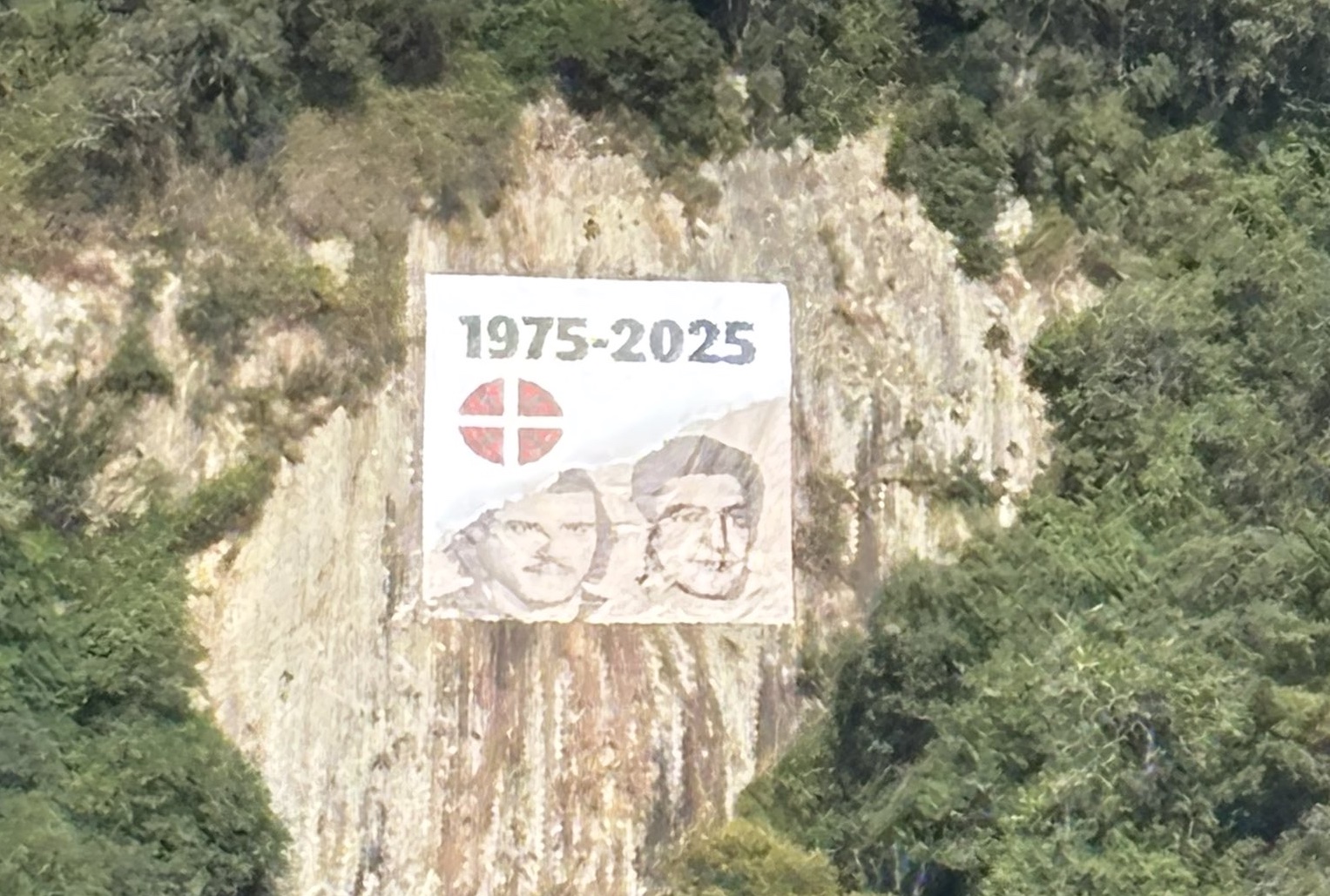 Ostiralean Zarautzen jarritako pankarta. BERRIA