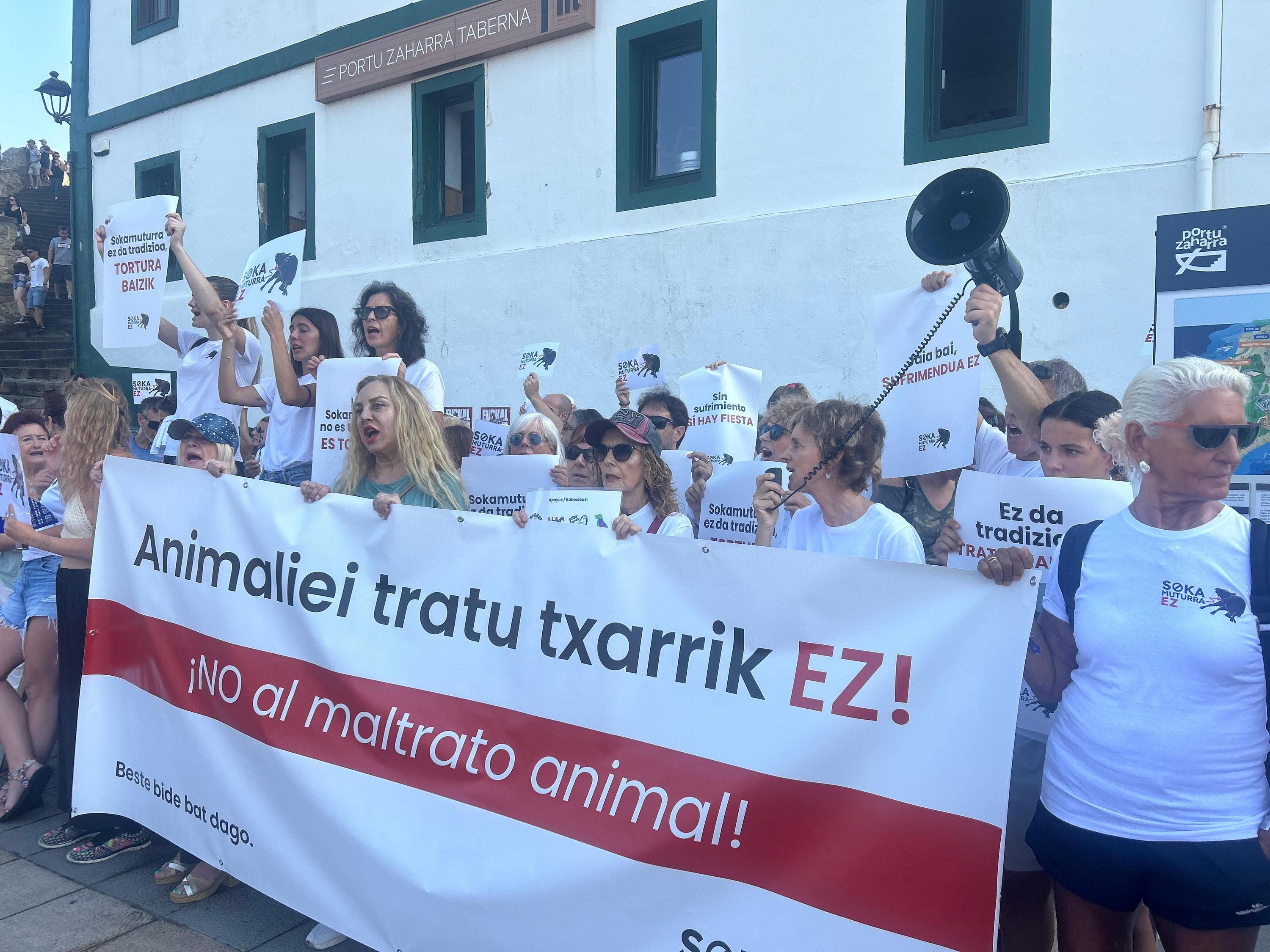 Sokamuturra Ez elkartearen protesta gaur, Algortako Portu Zaharrean. SOKAMUTURRA EZ
