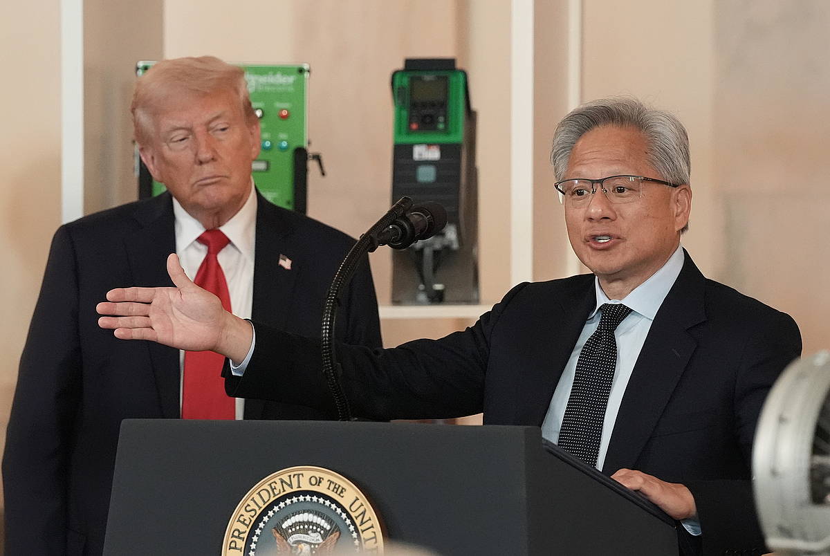 Nvidia konpainiaren zuzendari nagusia, Jensen Huang, Donald Trumpekin Etxe Zurian, apirileko argazki batean. KEN CEDENO / EFE