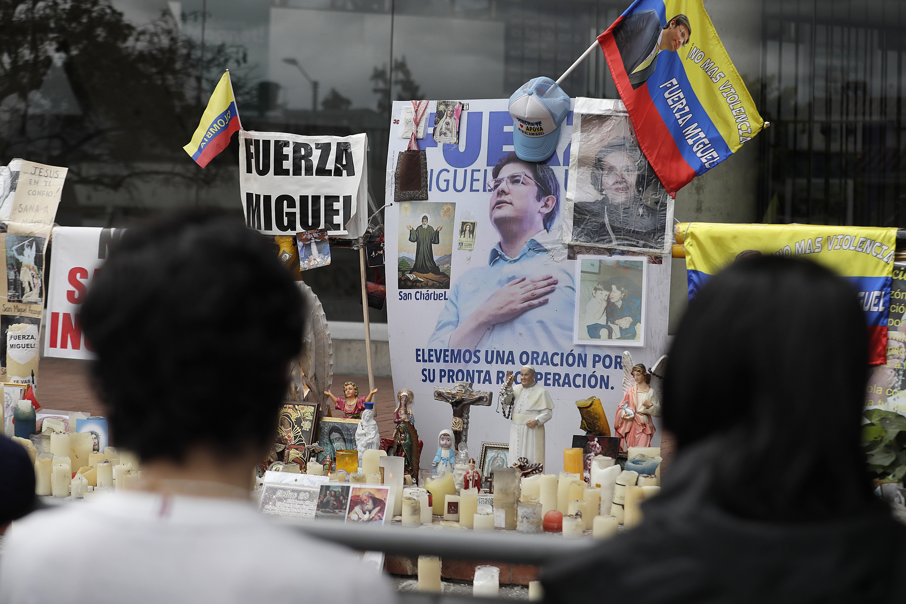 Miguel Uriberi babesa adierazteko eraikitako aldare bat, Bogotan, uztailean. CARLOS ORTEGA / EFE