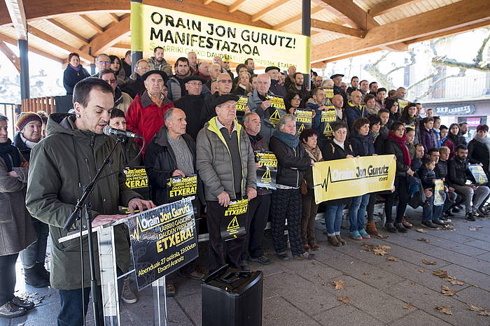 Jon Gurutz Maiza presoaren aldeko manifestazioaren aurkezpena, gaur, Etxarri-Aranazko plazan. IñIGO URIZ