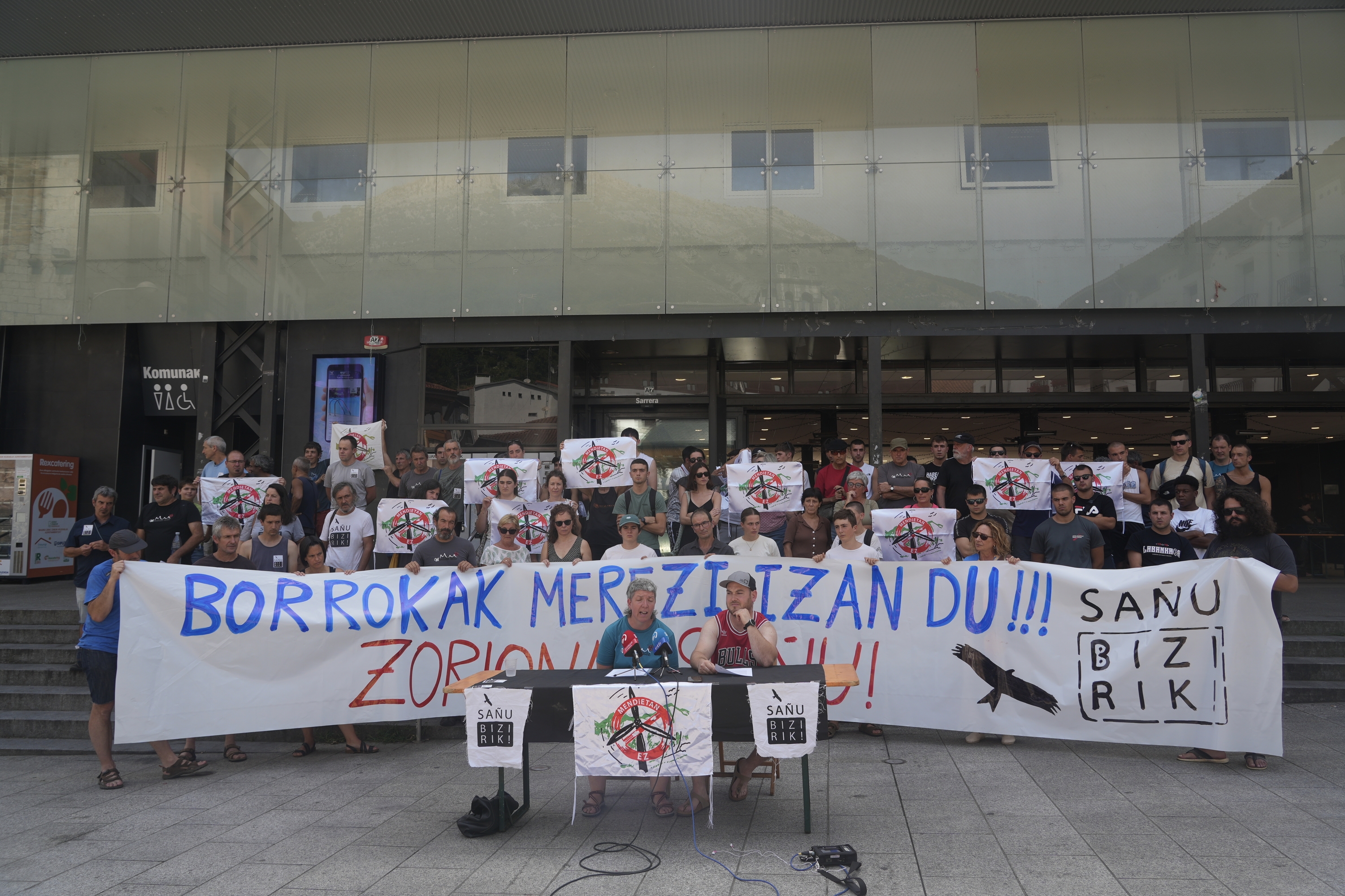 Piaspeko parke eolikoaren kontra borrokatu diren herri plataformen agerraldia, gaur, Azpeitian. JON URBE / FOKU