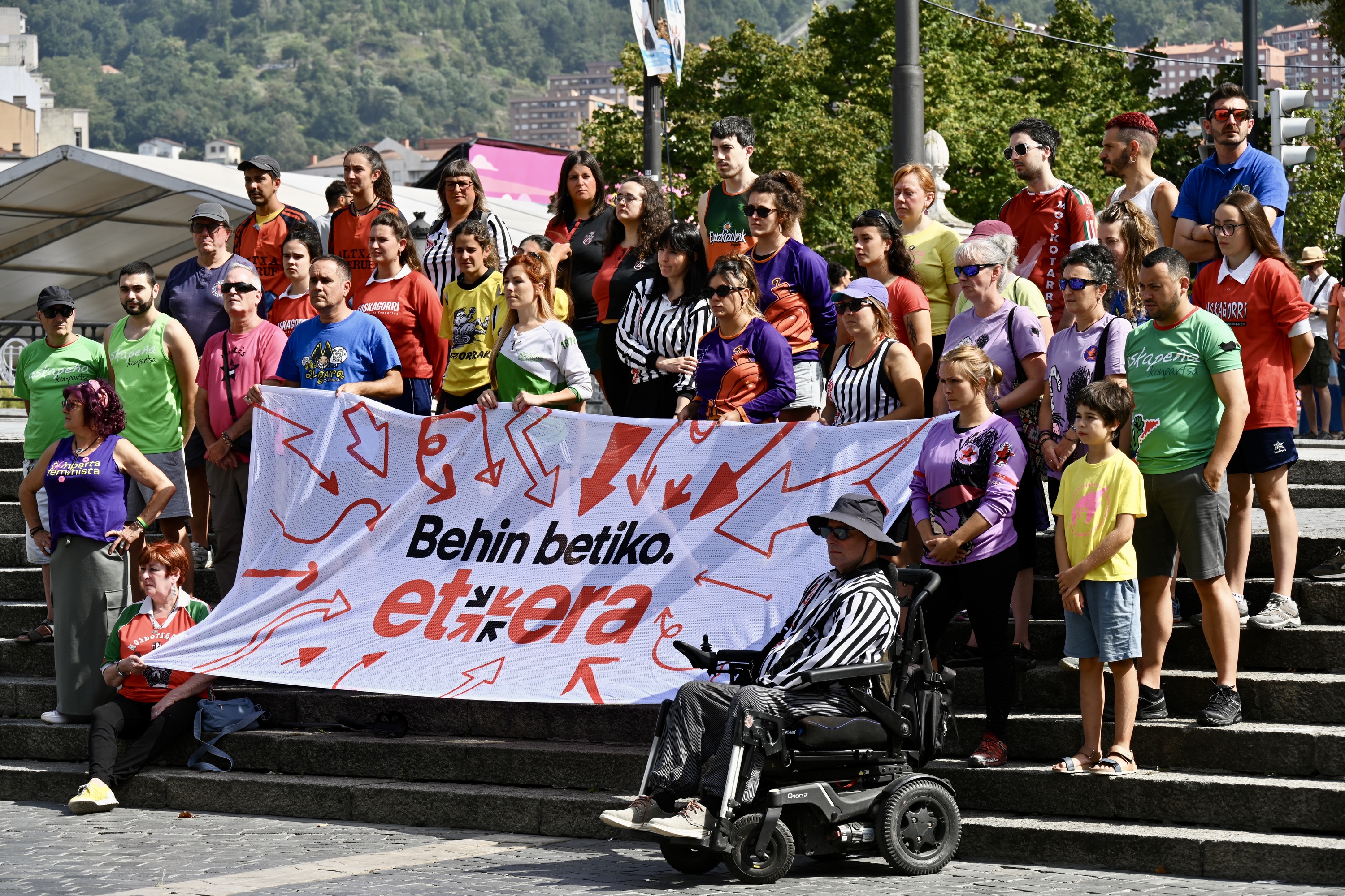 Etxera Egunaren berri emateko, Bilboko Konpartsek agerraldia egin dute gaur Arriaga plazan. MIKEL MARTINEZ DE TRESPUENTES / FOKU