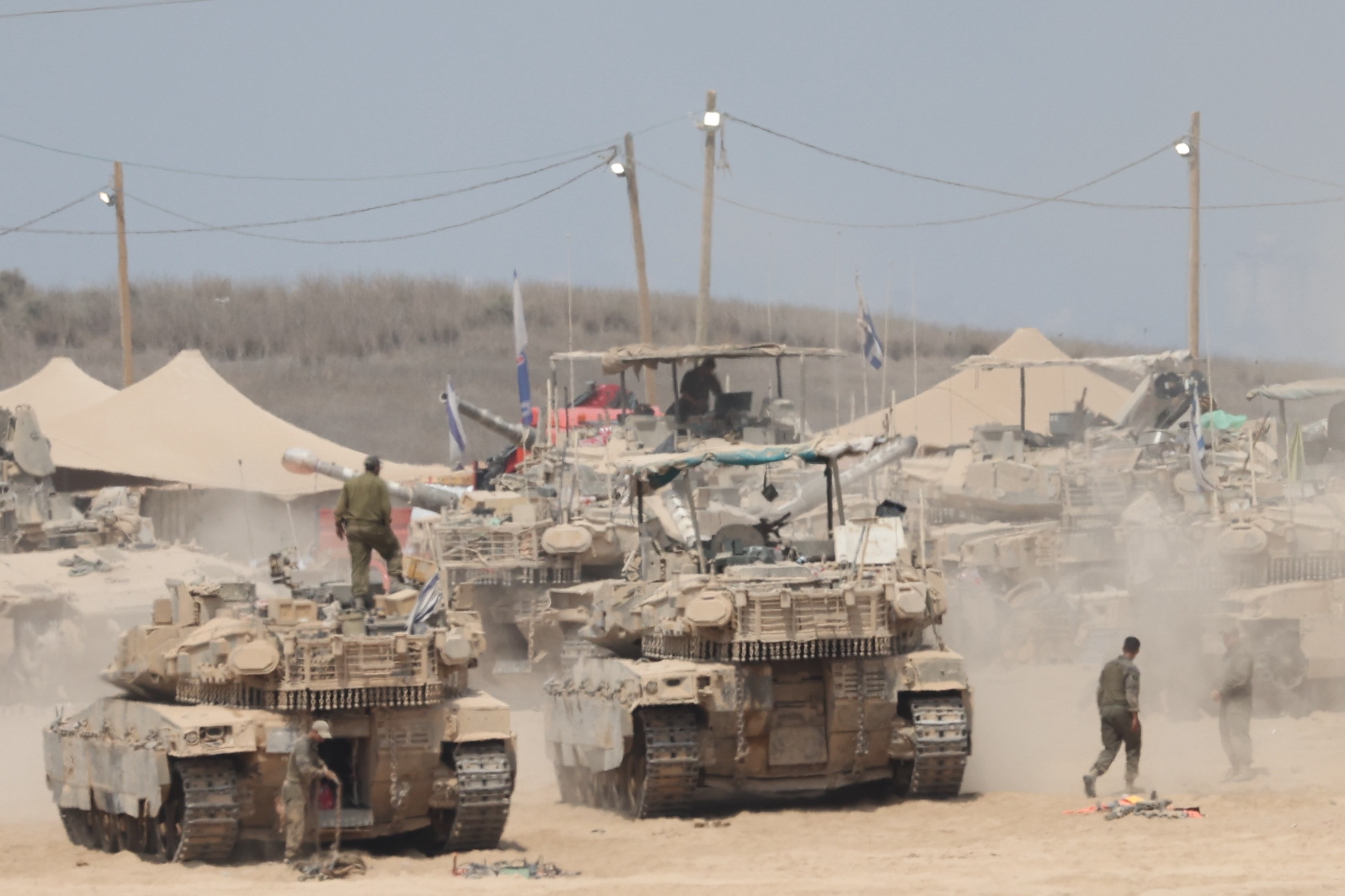 Israelgo armadako soldaduak tankeetan, Israel hegoaldearen eta Gaza iparraldearen arteko mugan, gaur. ABIR SULTAN / EFE