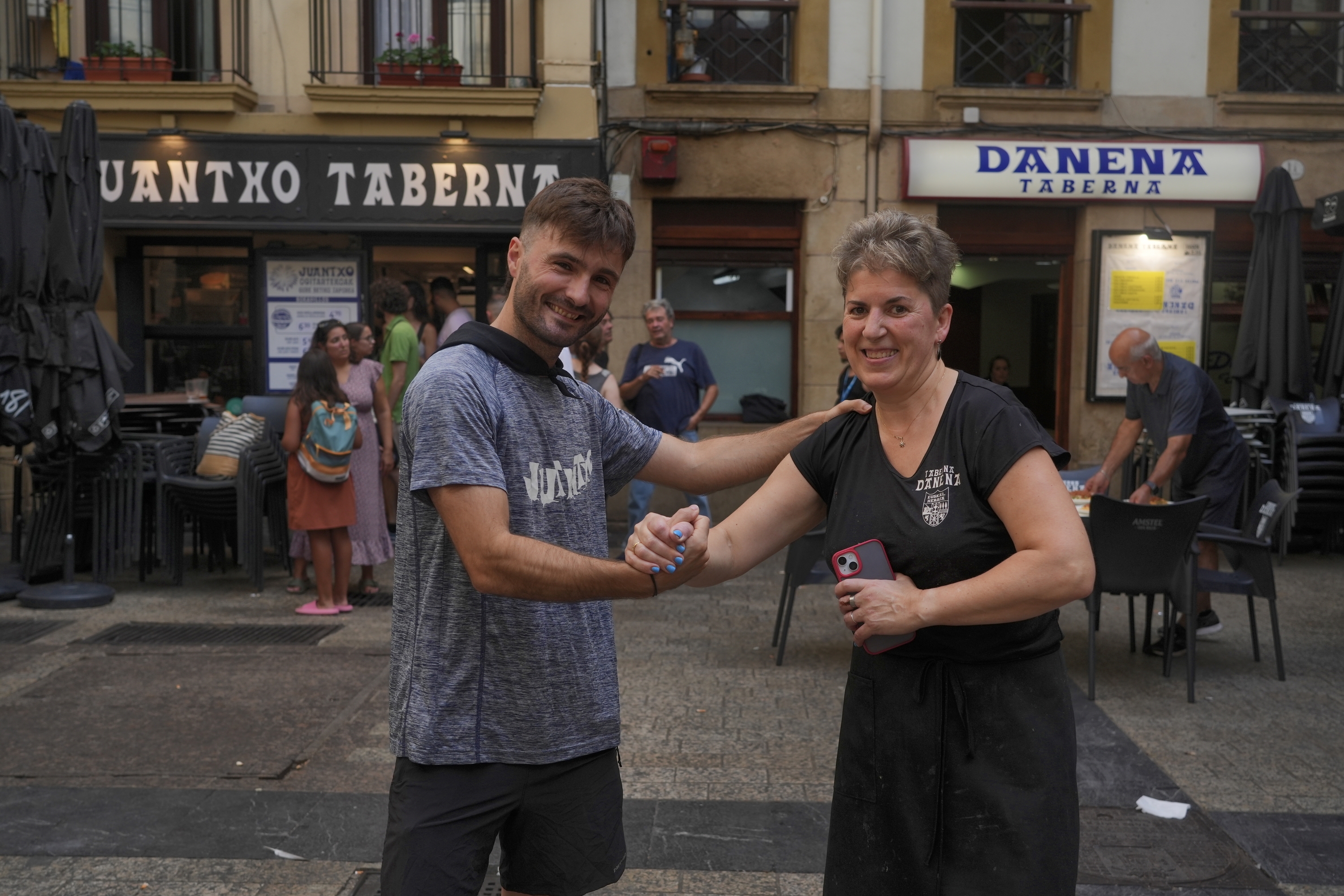 Beñat Orube eta Arantxa Nazabal, asteartean, Donostiako Esterlines plazan. JON URBE / FOKU