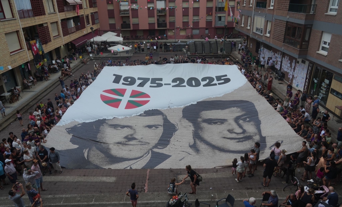 Txiki eta Otaegi oroitzen zuen olanarekin argazkia egin zuten atzo Zarautzen. SORTU