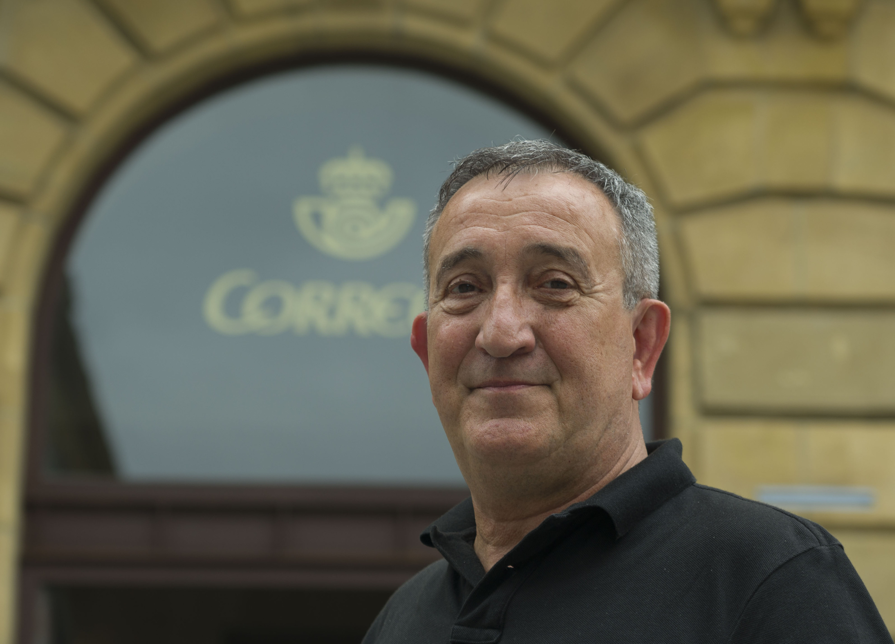 Jose Antonio Amelibia. 48 urte egin ditu Correosen, aurten erretiroa hartu duen arte. JON URBE / FOKU