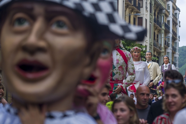 Erraldoien eta buruhandien kalejira, Donostiako Aste Nagusian. Erraldoien eta buruhandien kalejira, Donostiako Aste Nagusian.