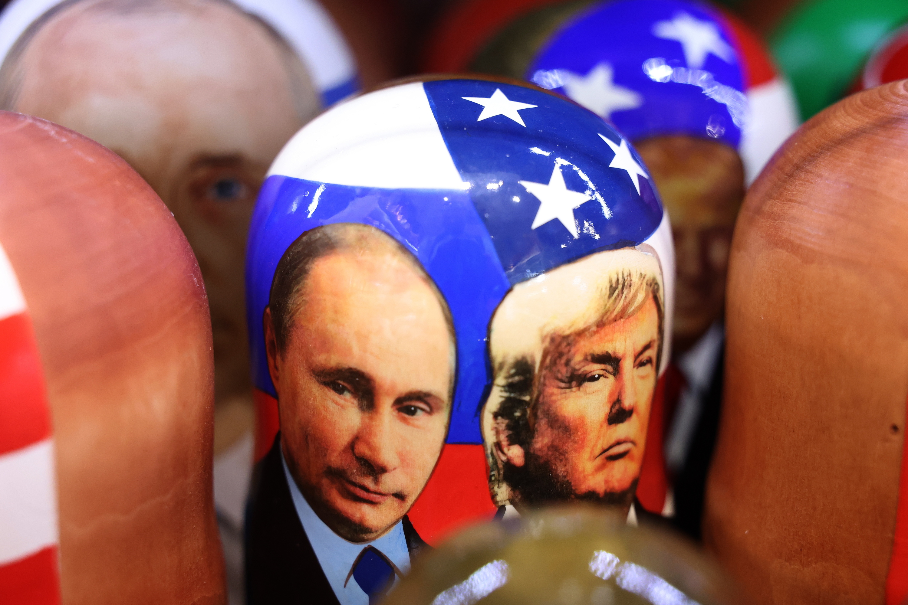 Putin Errusiako presidentearen eta Trump AEBetakoaren irudia, matrioxka batean, asteon, Moskun. MAXIM SHIPENKOV / EFE