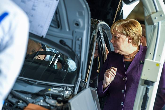 Angela Merkel kantzilerra VW taldeko fabrika batean, aurten. FILIP SINGER / EFE