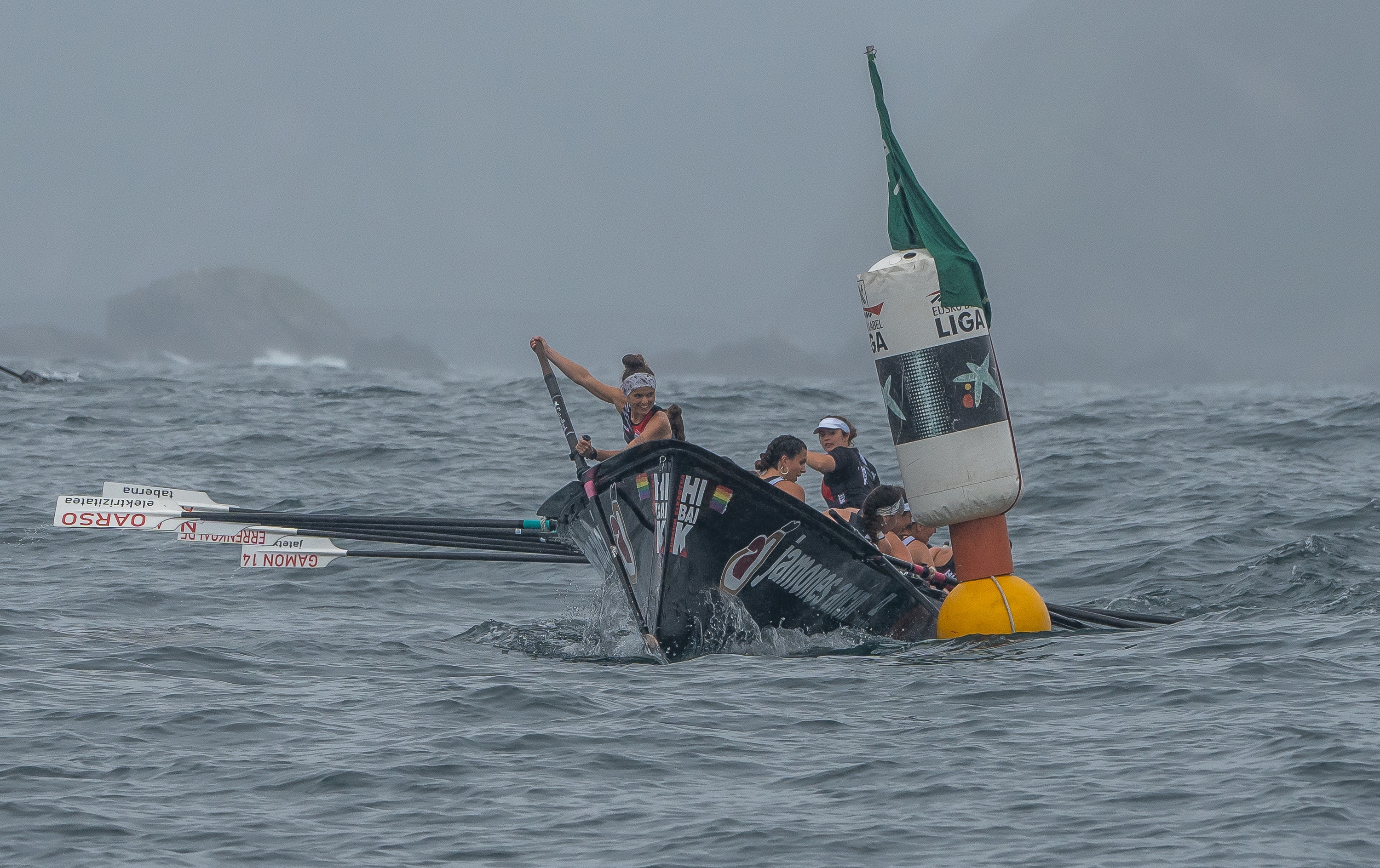Hibaika ziaboga ematen, iazko Zarauzko estropadan. ANDONI CANELLADA / FOKU