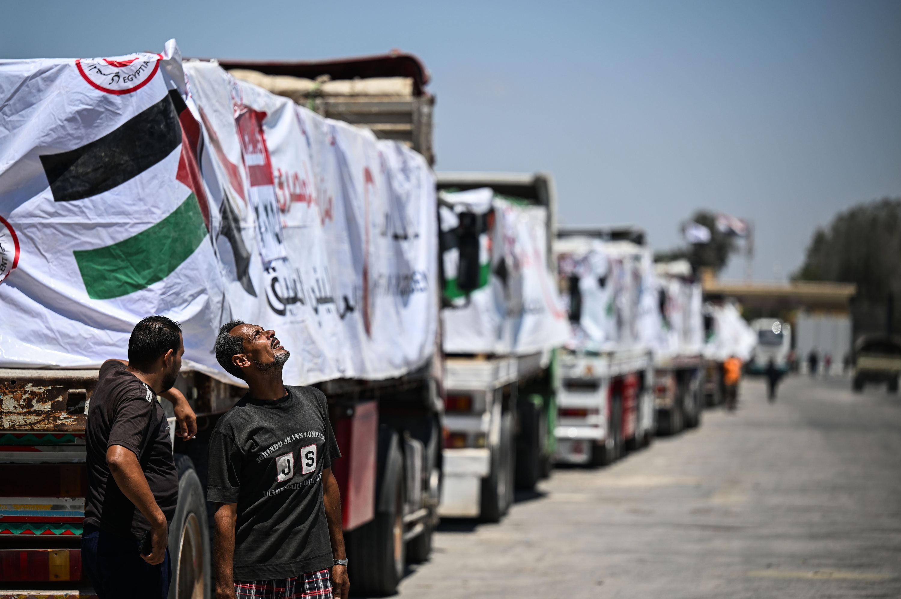 Laguntza humanitarioko kamioiak zerrendara sartzeko ilaran, Egiptoren eta Gazaren arteko mugan, iragan astean. MOHAMED HOSAM / EFE