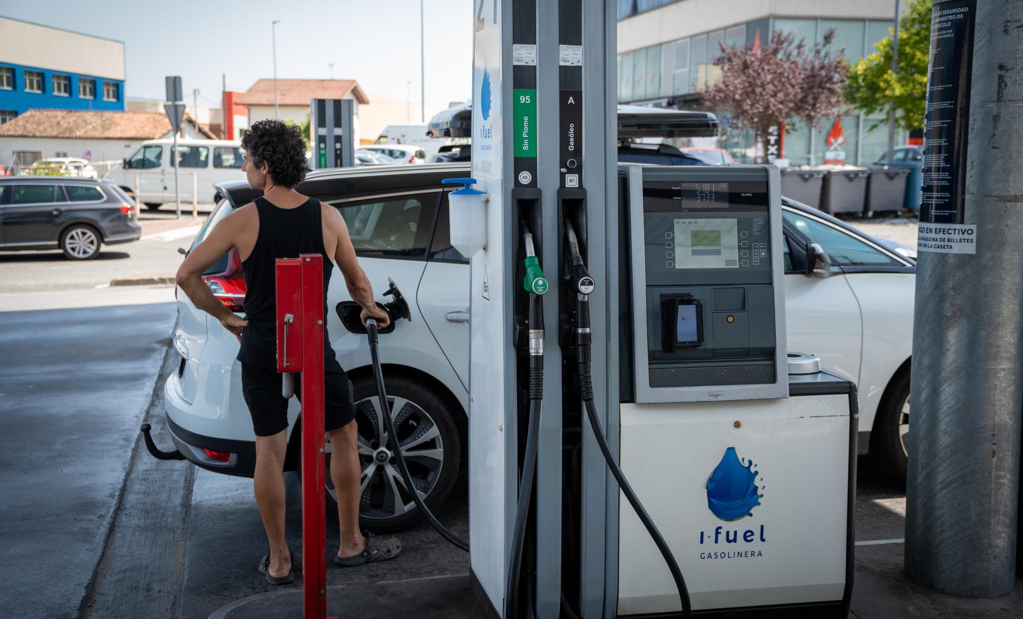 Bezero bat Altsasuko Izelai Fuel gasolindegian, autoari erregaia botatzen. AITOR KARASATORRE / FOKU