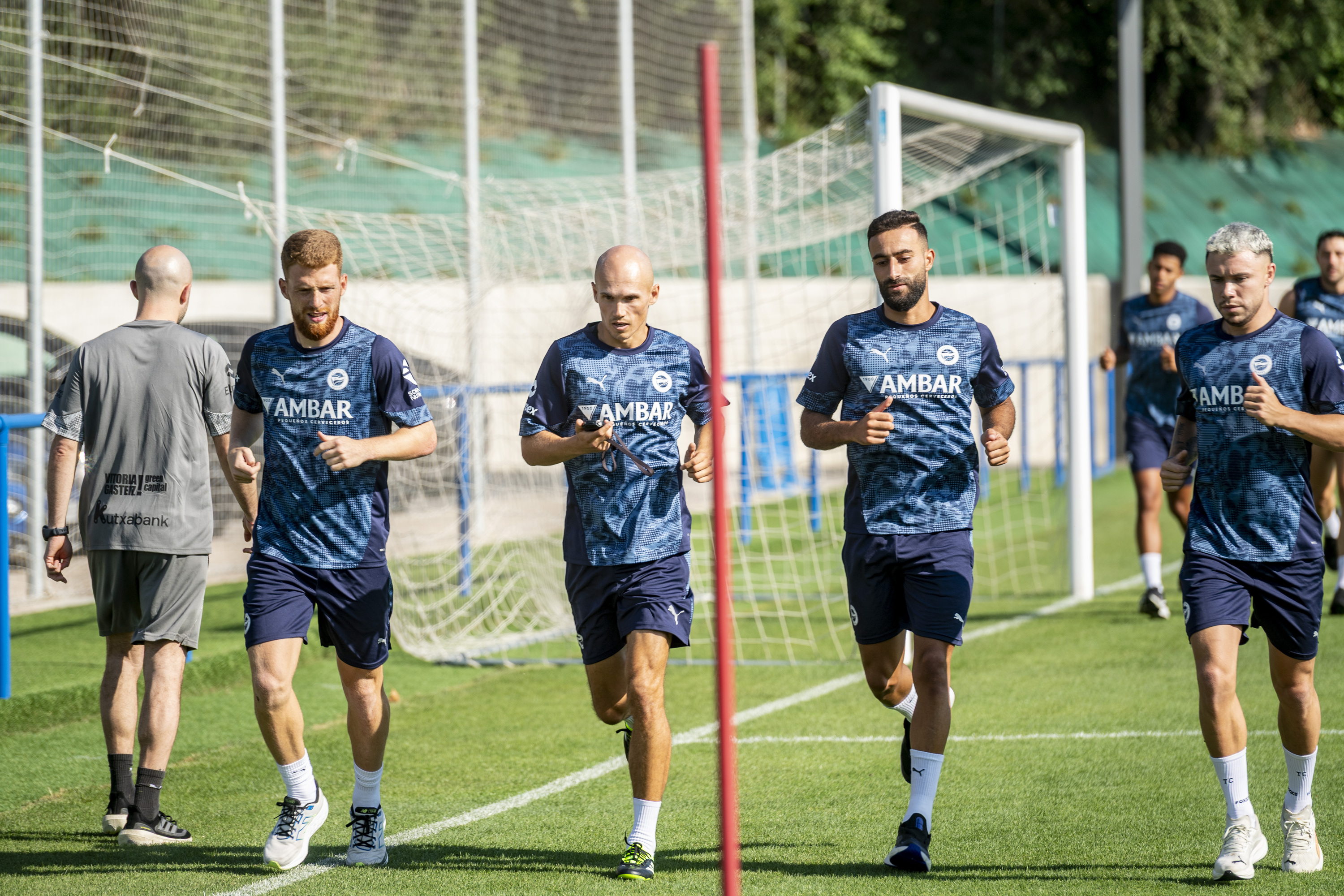 Alaveseko jokalari batzuk, lehen entrenamenduan. JAIZKI FONTANEDA / FOKU
