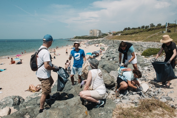 Surfridereko zenbait boluntario hondartza bazterreko hondarkin bilketa egiten, artxiboko irudi batean. GUILLAUME FAUVEAU Surfridereko zenbait boluntario hondartza bazterreko hondarkin bilketa egiten, artxiboko irudi batean. GUILLAUME FAUVEAU