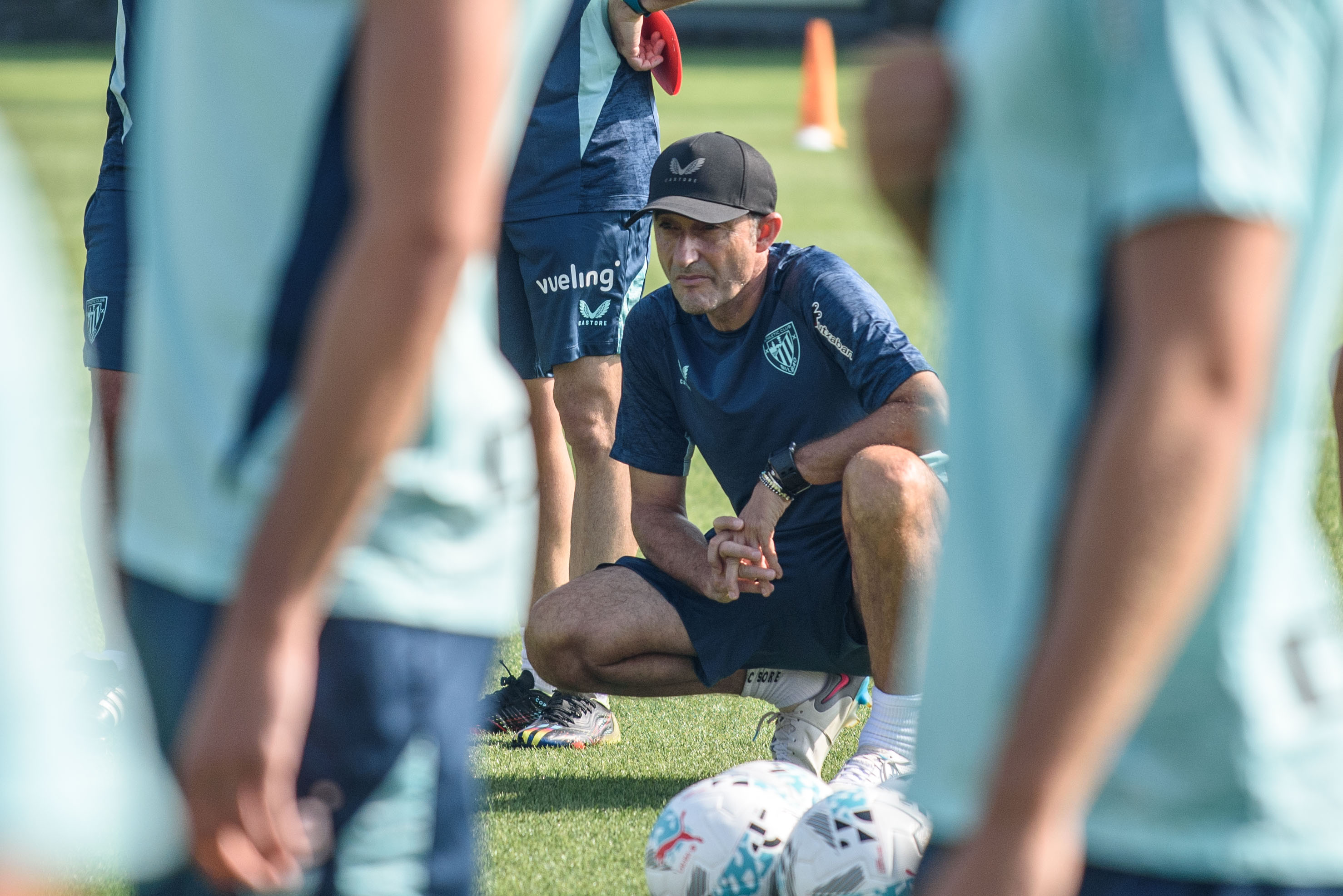 Ernesto Valverde, aste hasierako entrenamendu batean. JAVIER ZORRILA / EFE