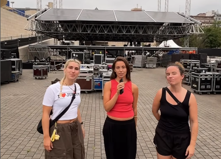 Kai Nakai, Maren eta Olatz Salvador, atzo, Abandoibarrako eszenatokiaren parean. BERRIA