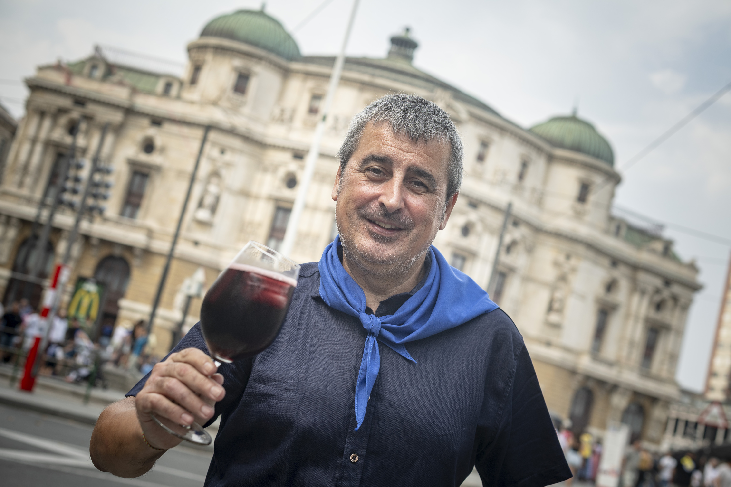 Mikel Garaizabal sommelierra Bilboko Aste Nagusian, igandean. JAIZKI FONTANEDA / FOKU