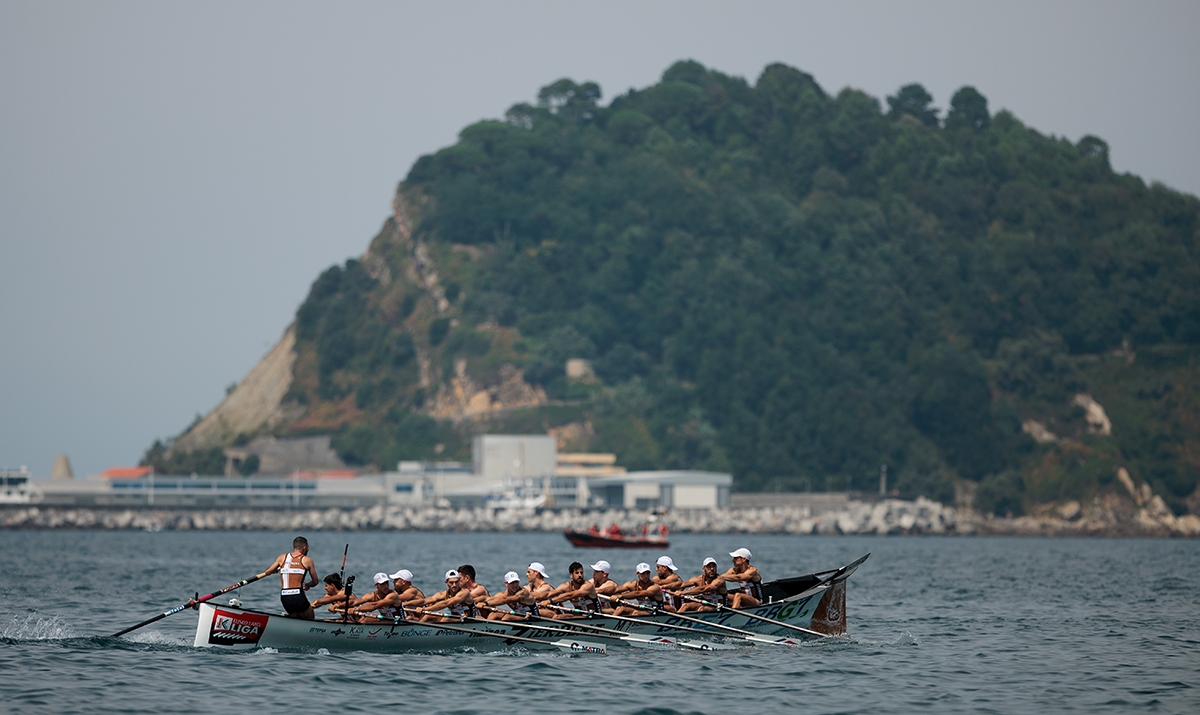 Zierbena Zarauzko estropada jokatzen, igandean. AITOR ARRIZABALAGA / TKE
