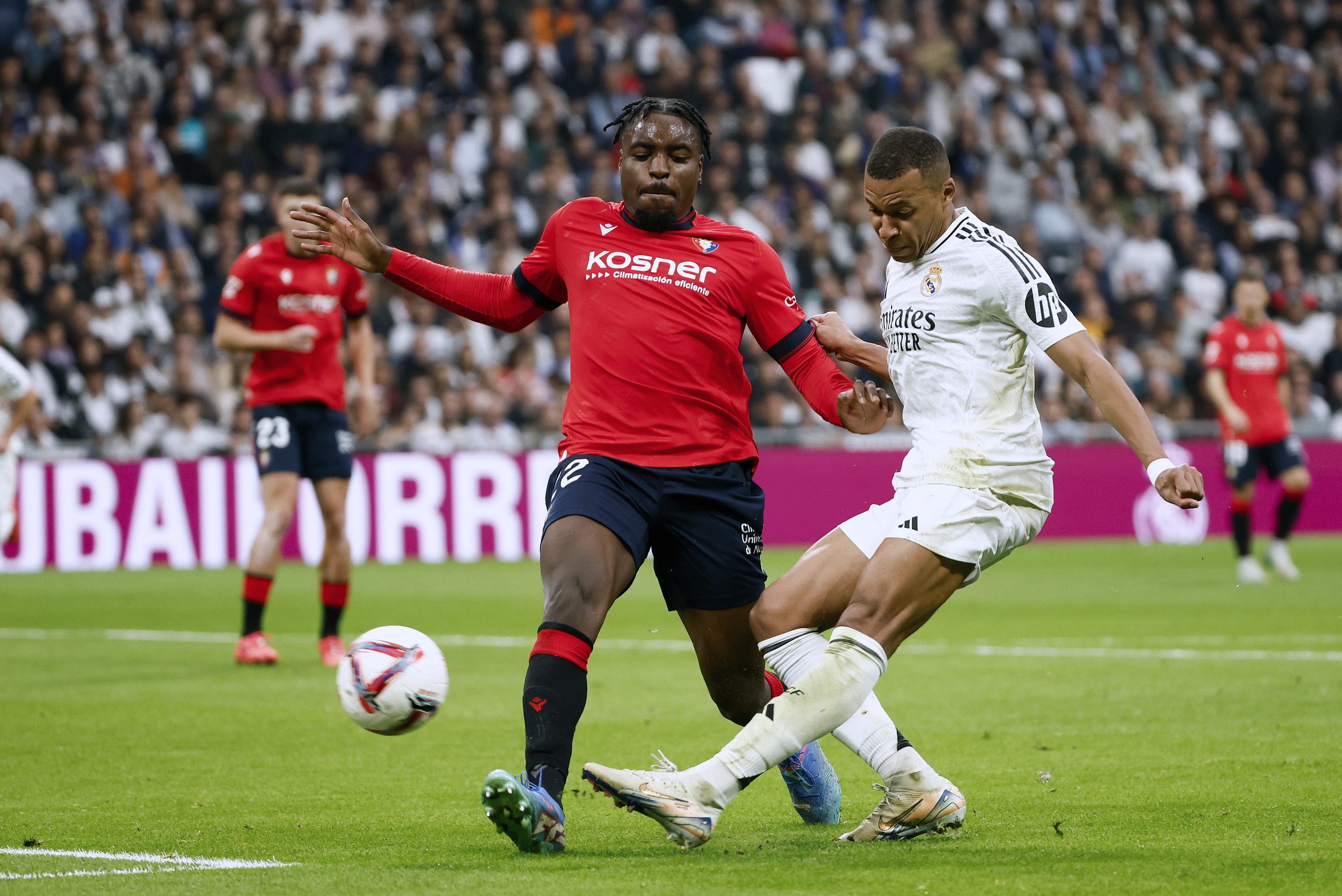 Enzo Boyomo Osasunako atzelaria eta Kylian Mbappe Real Madrileko aurrelaria, joan den sasoian jokatutako partidan. DANIEL GONZALEZ / EFE