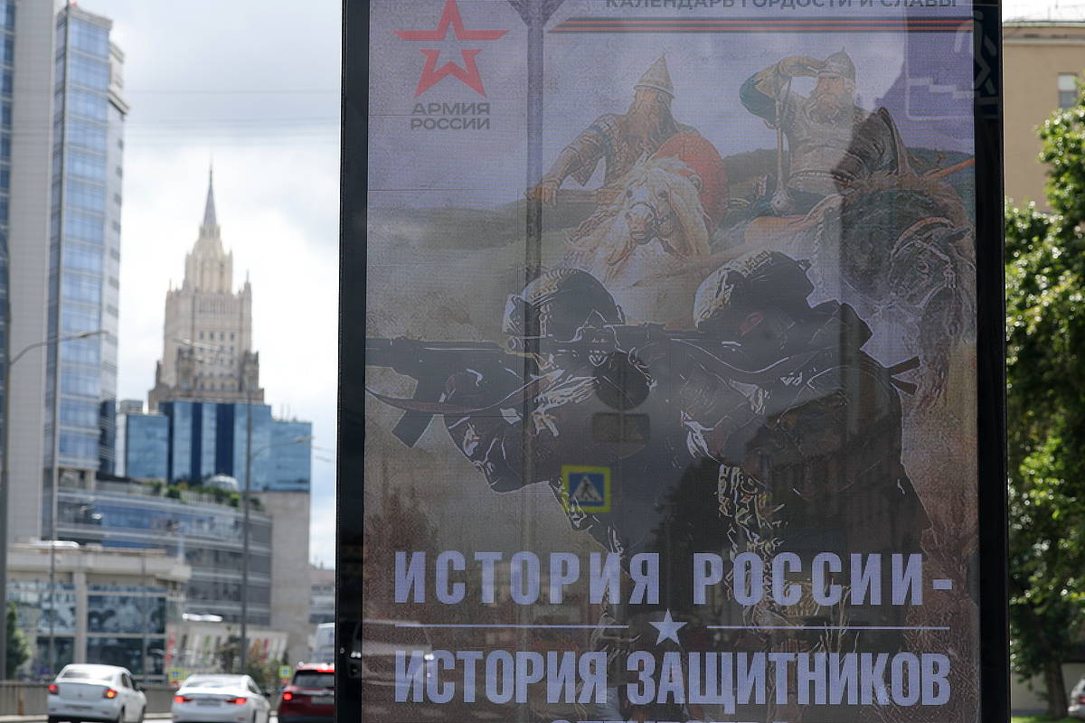 Errusiako armadaren historia kontatzen duen film baten publizitate afixa, Moskun, AEBen enbaxadaren aurrean. MAXIM SHIPENKOV / EFE