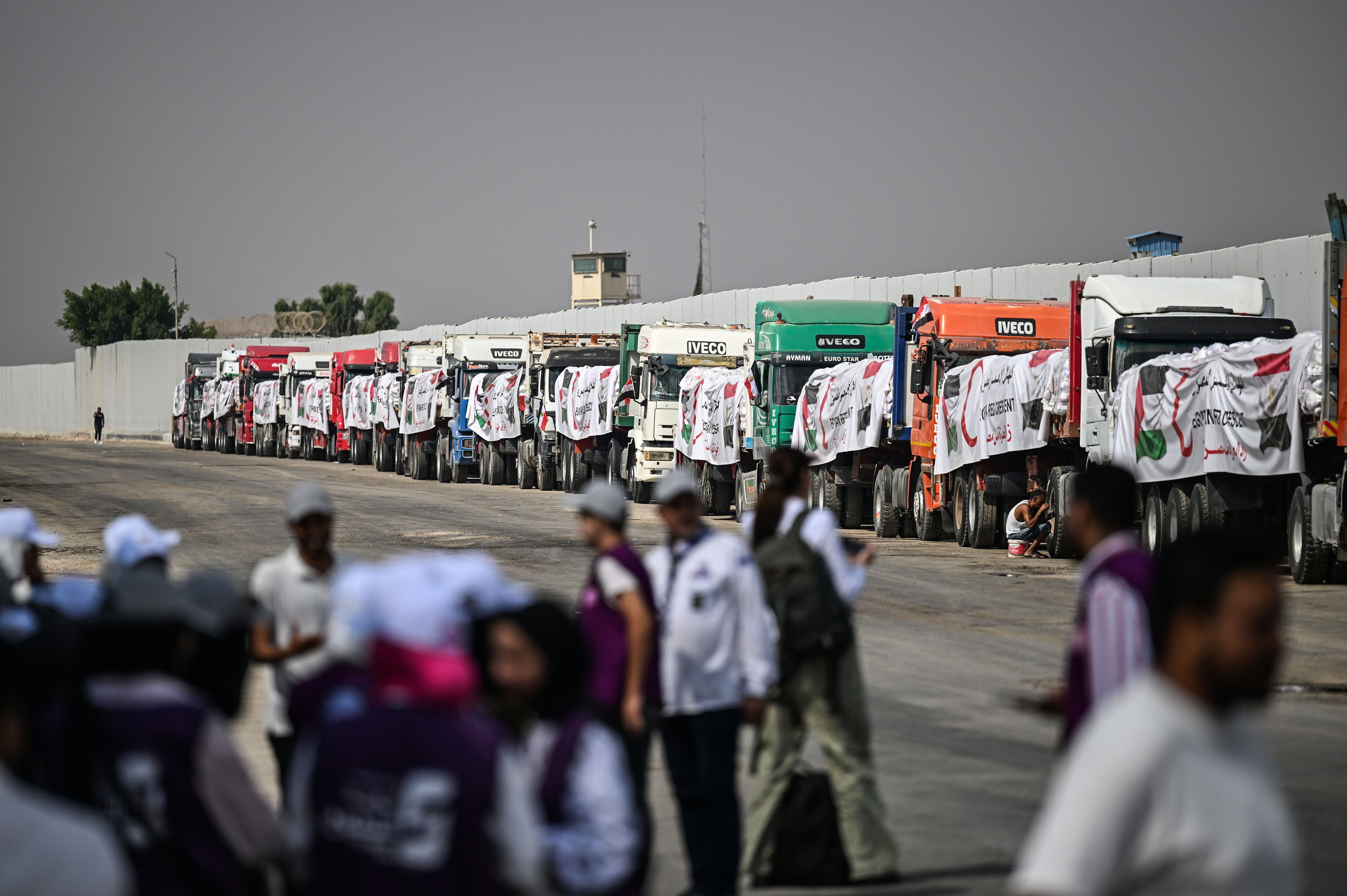 Kamioi humanitarioak Egiptoren eta Gazaren arteko mugan, Rafahn, atzo. MOHAMMED HOSSAM / EFE