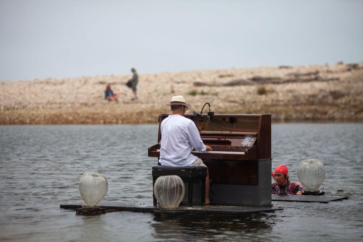 Edgar Olivero pianista eta Monica Cofiño dantzaria Caribe Flotante biran. LA XATAK UTZITA