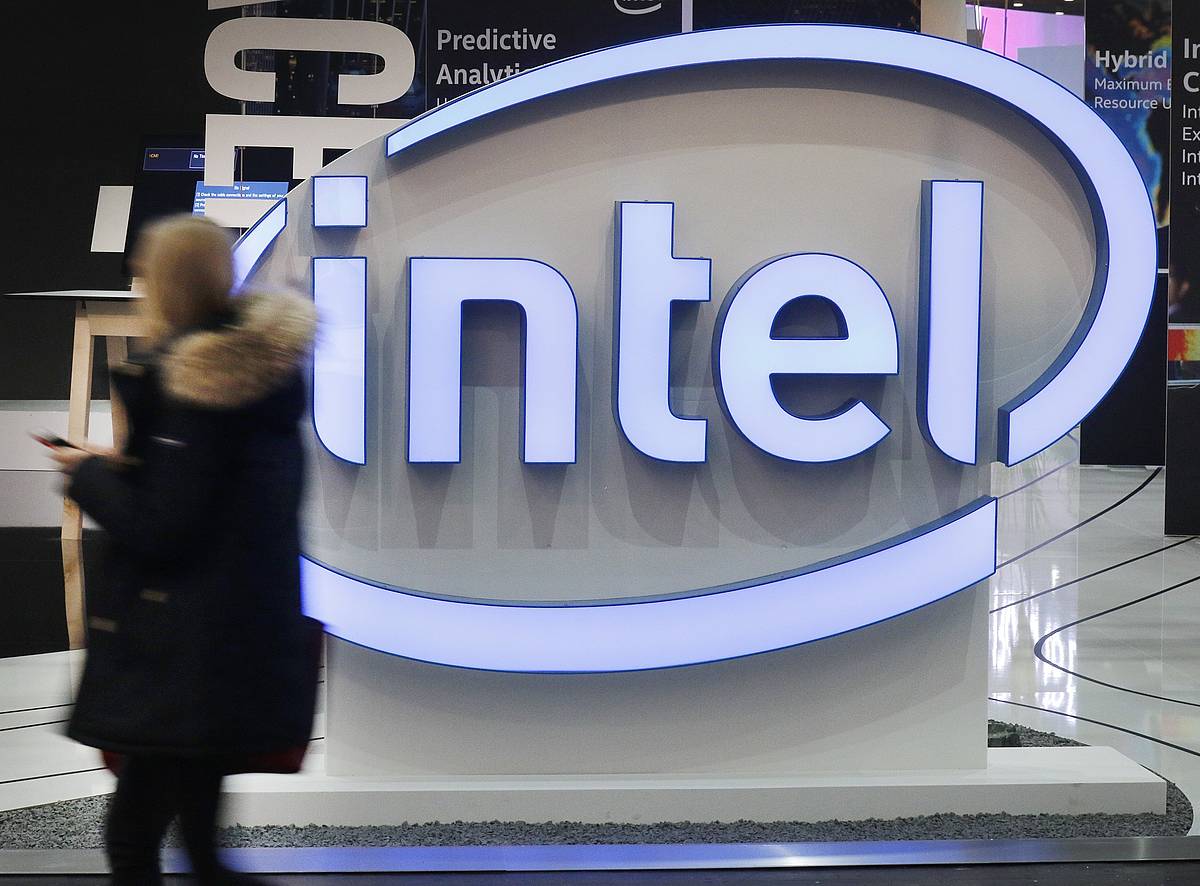 Intel txip konpainiaren logoa Frankfurteko azoka batean. Artxiboko irudia. FOCKE STRANGMANN / EFE
