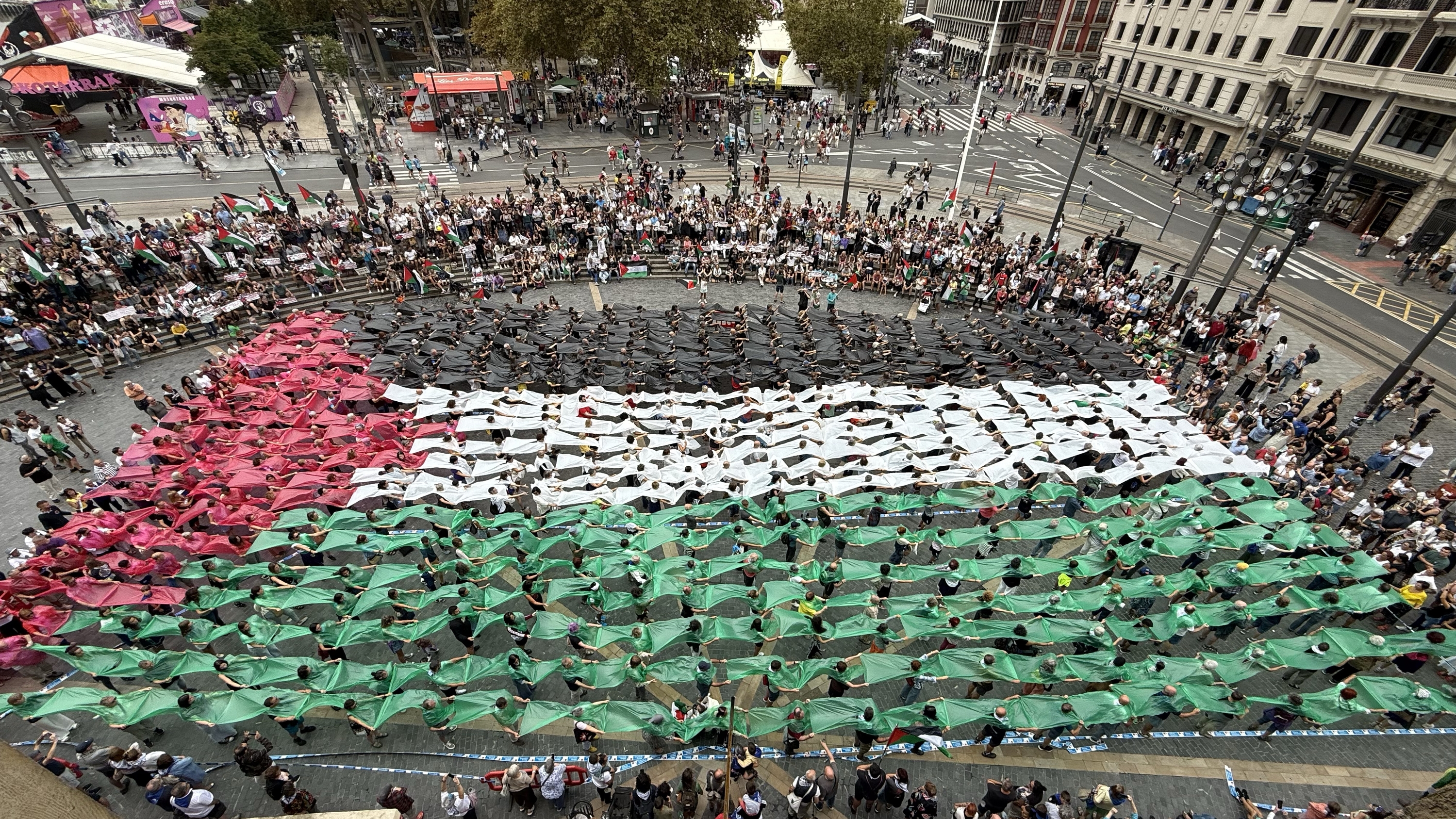 Bilboko Konpartsek antolatuta, Palestinaren aldeko mosaiko erraldoia egin zuten atzo Bilboko Arriaga plazan. MIGUEL TOÑA / EFE