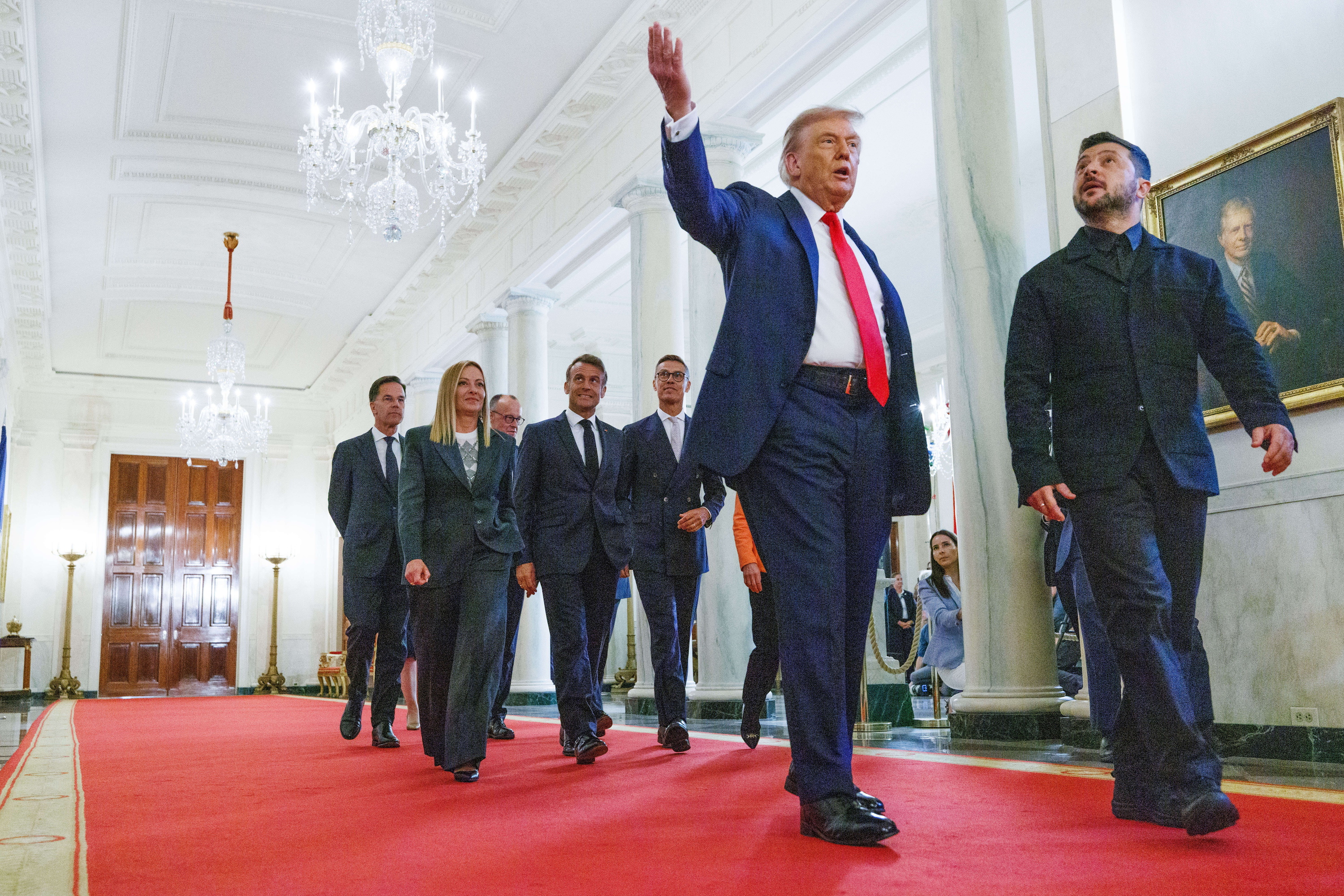 Trump eta Zelenski, atzo, Etxe Zurian; haien atzean, NATOko Rutte eta Europako beste zenbait agintari. AARON SCHWARTZ/EFE
