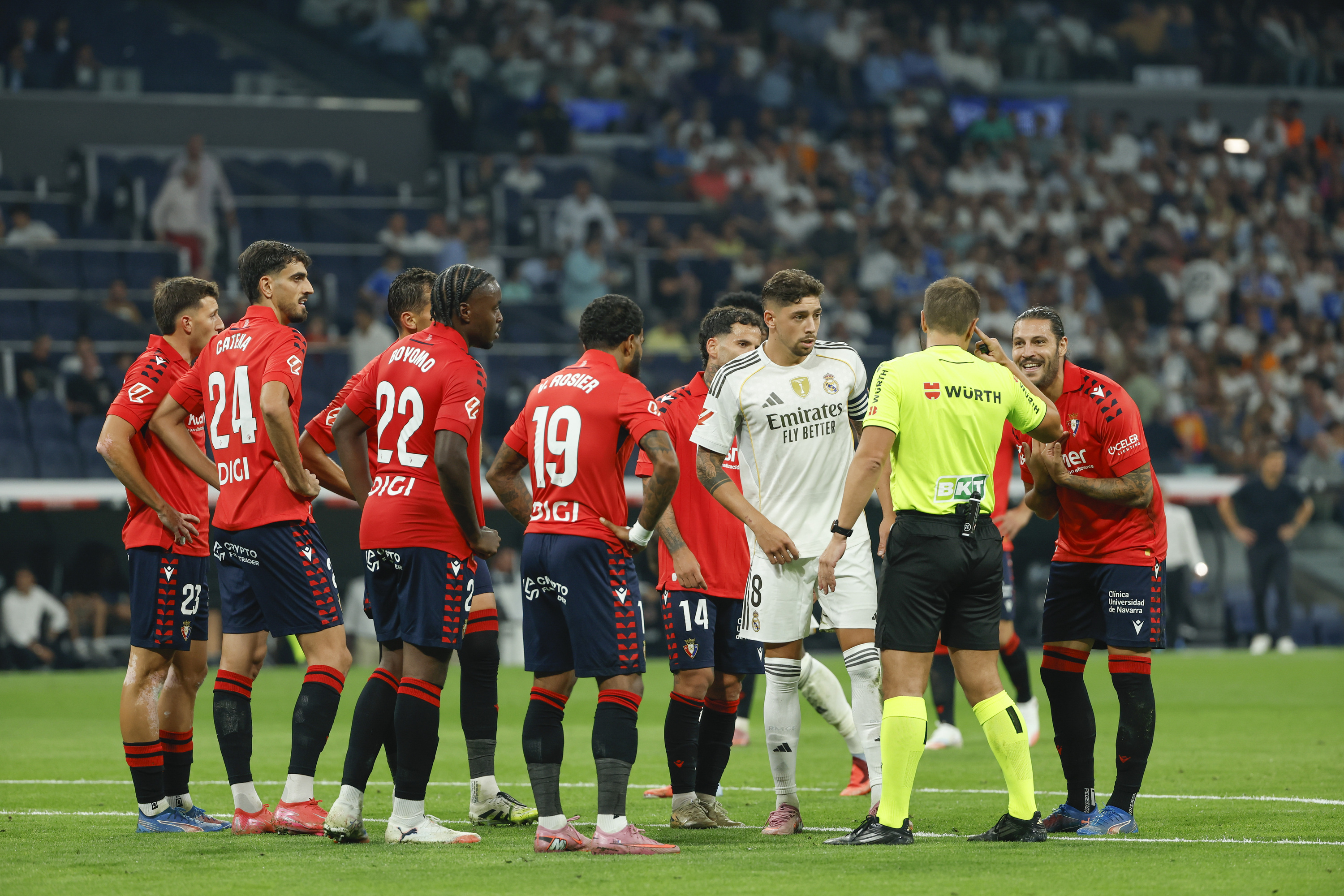 Osasunako jokalariak protestan, epaileak penaltia adierazi duenean. MARISCAL / EFE