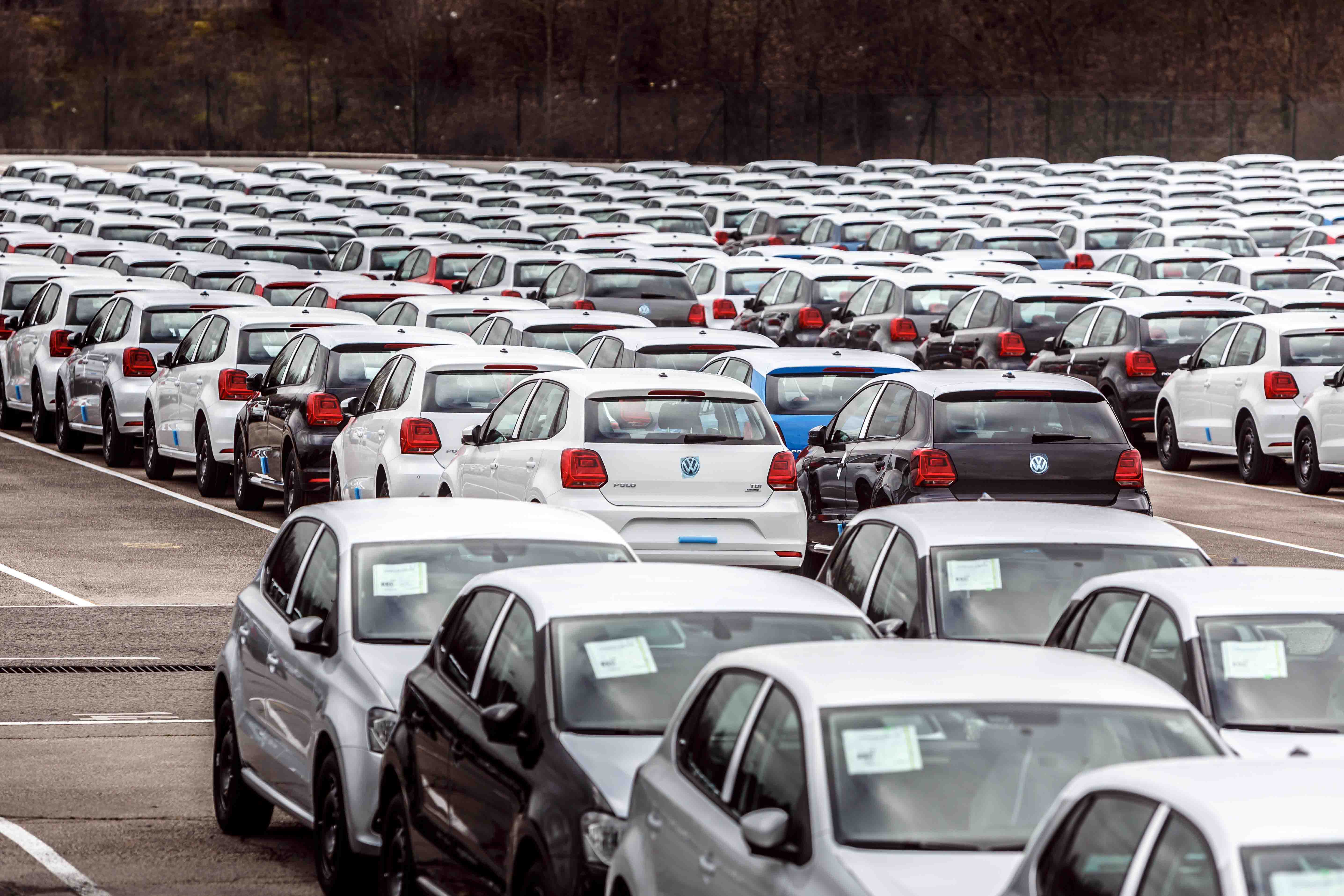 Landabengo fabrika atarian ekoitzitako autoak, aparkatuta. VOLKSWAGEN NAVARRA