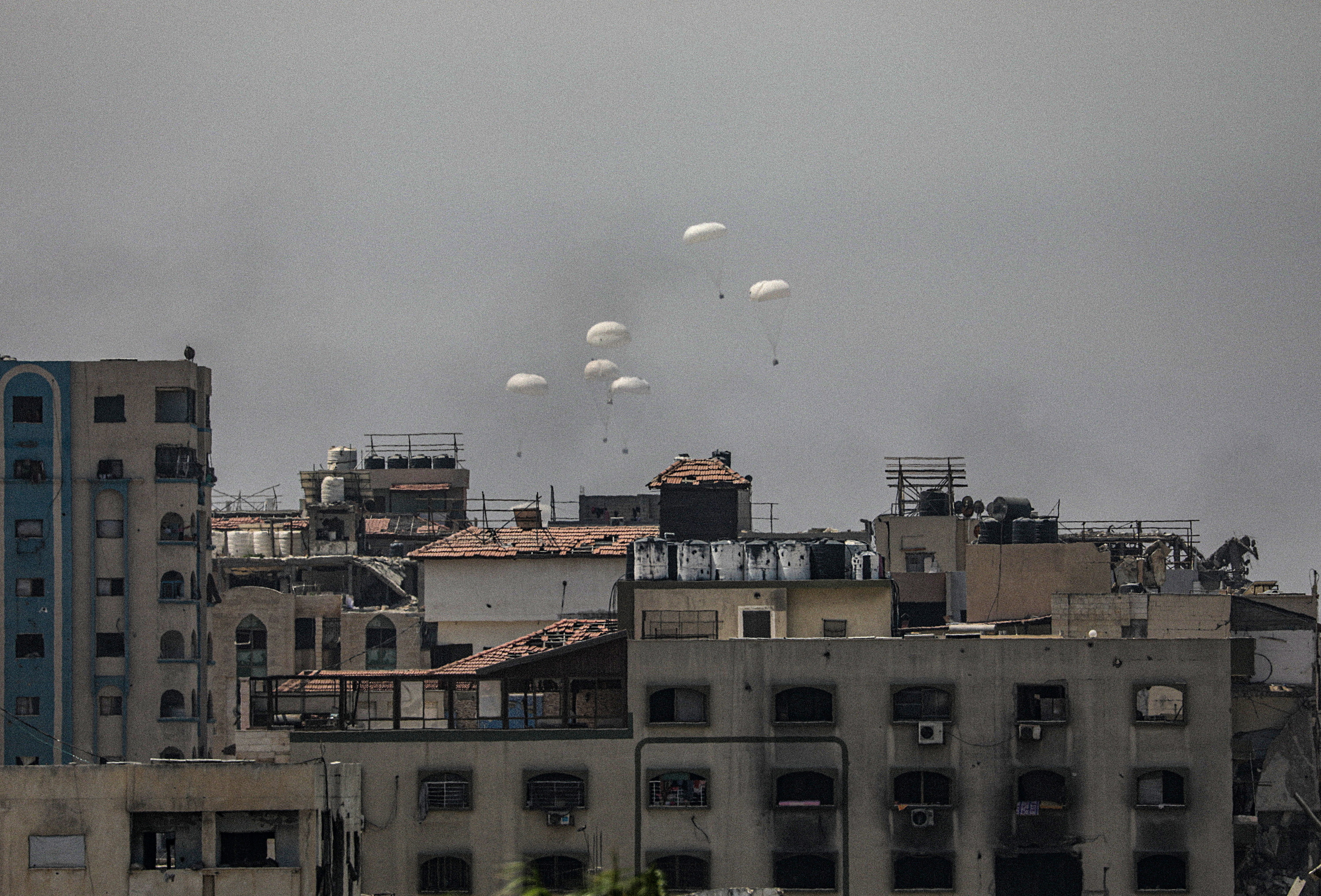 Aire bidez helarazitako laguntza humanitarioa, atzo, Gaza hirian. MOHAMMED SABER/EFE
