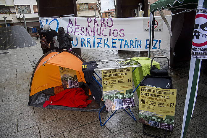 Etxe kaleratzeen kontrako protesta bat Barakaldon. LUIS JAUREGIALTZO - FOKU