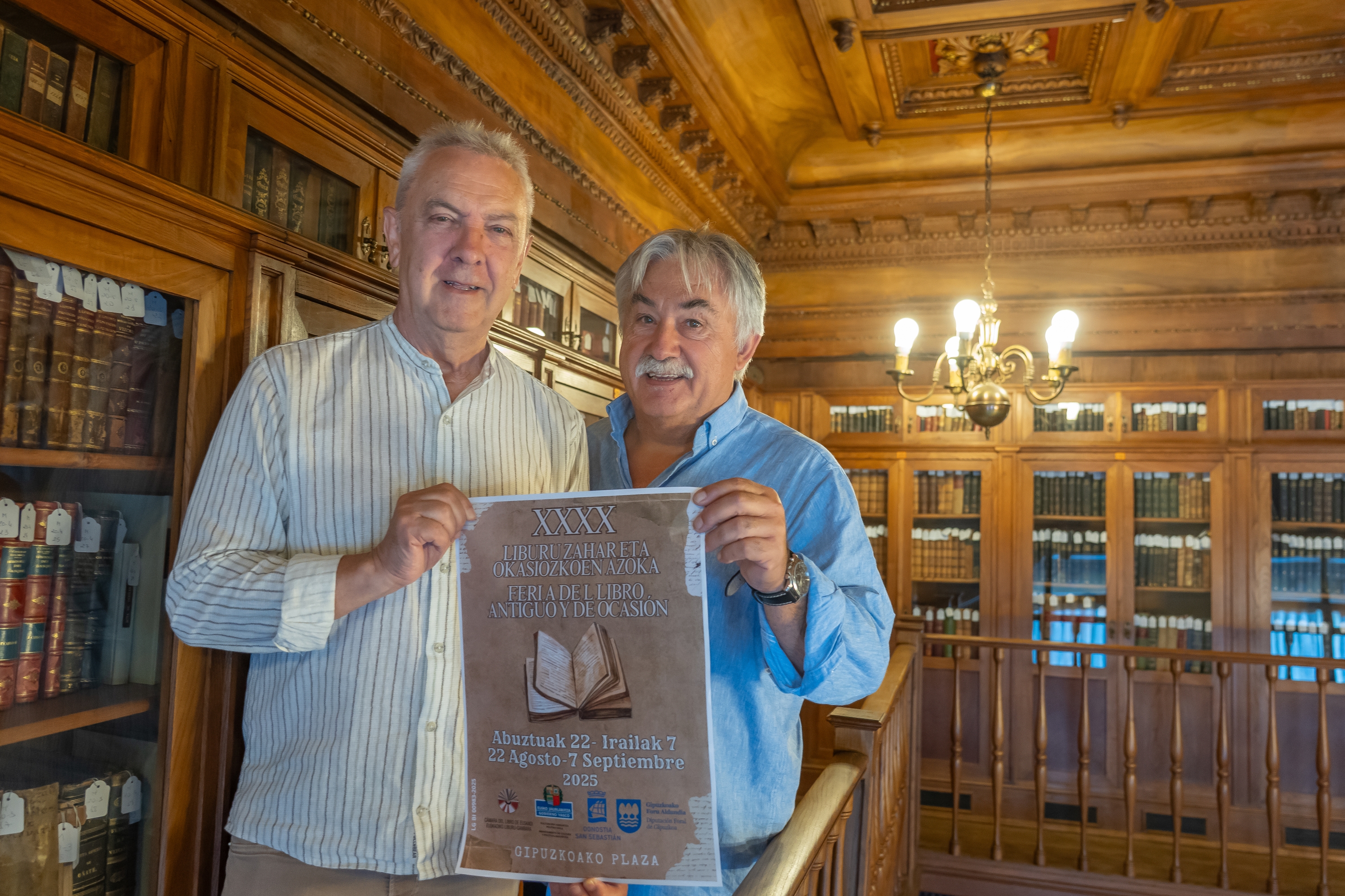 Asier Muniategi eta Jose Agustin Iturri, Donostiako Liburu Zahar eta Okasiozkoen 40. Azokaren aurkezpenean, gaur goizean, Donostian. ANDONI CANELLADA / FOKU