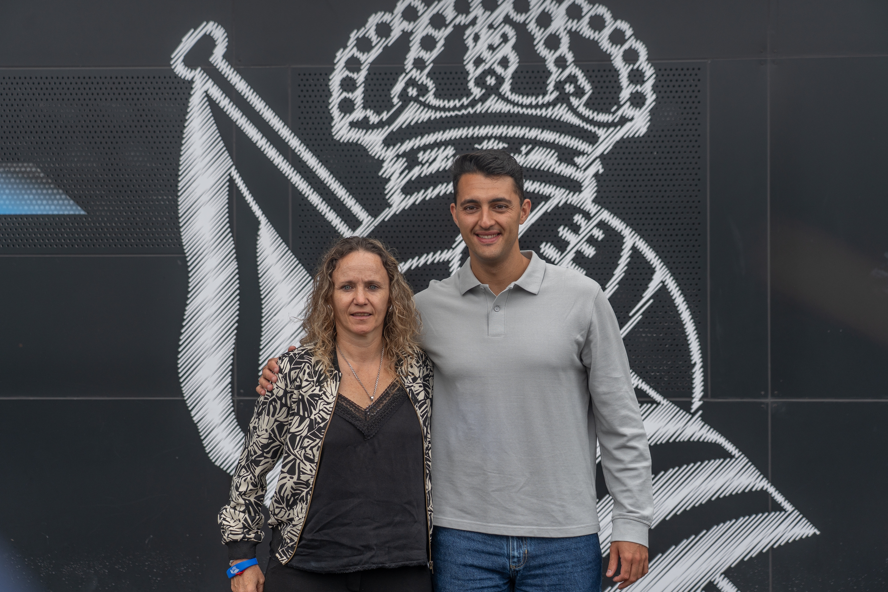 Arturo Ruiz Realeko entrenatzailea eta Maider Castillo kirol zuzendaria, Zubietan egindako agerraldiaren ostean. ANDONI CANELLADA / FOKU