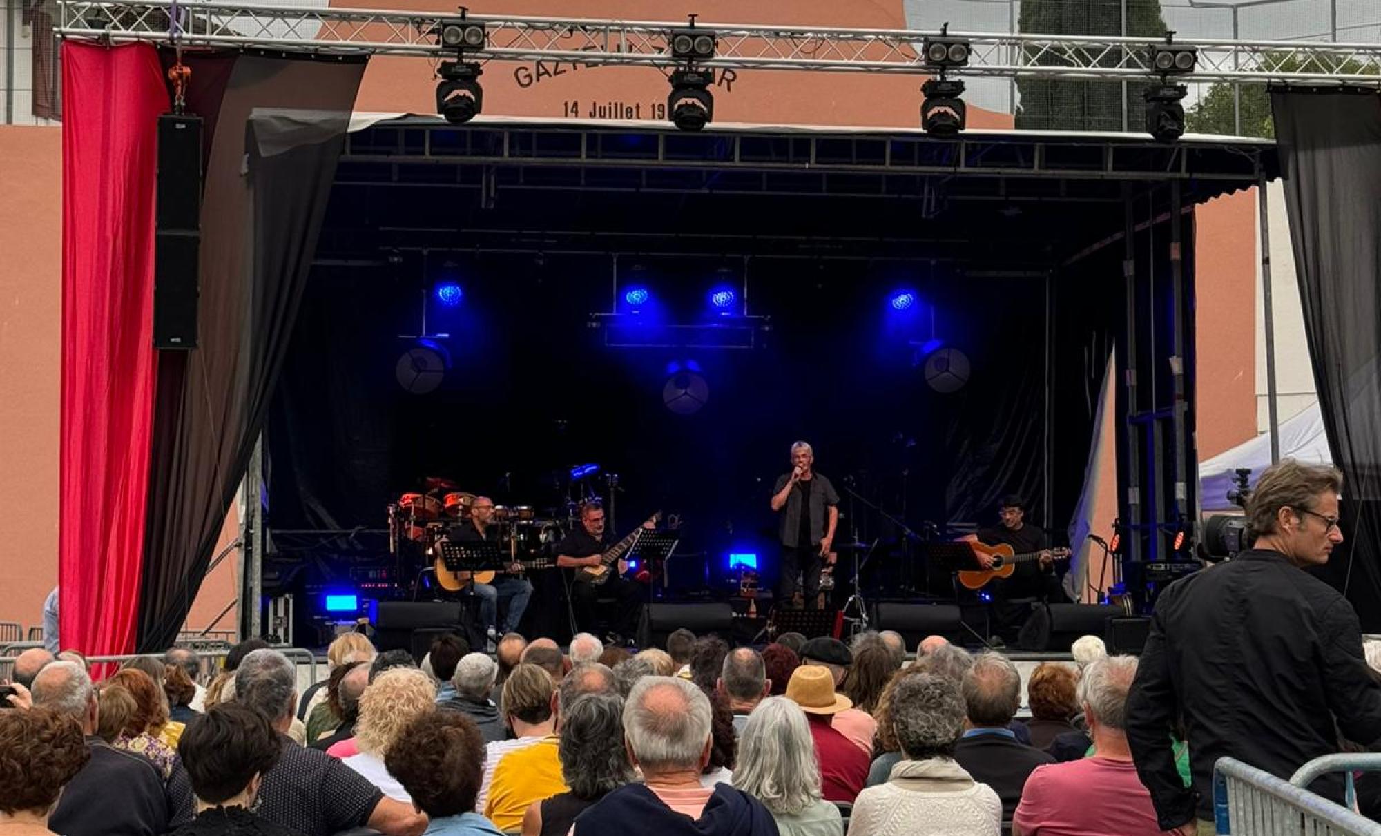 Joan den urteko Bidasoa Folk jaialdiko emanaldi bat. BERRIA