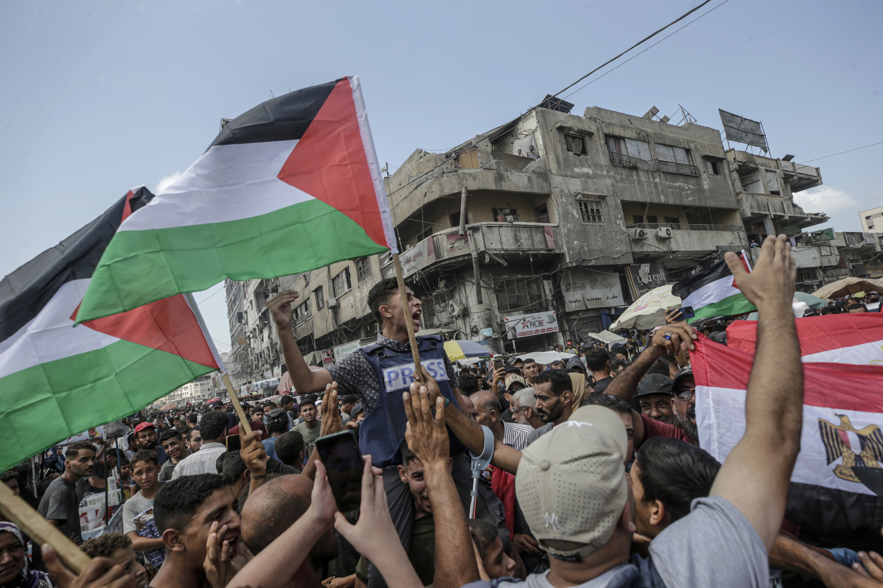 Gazako sarraskiaren eta laguntza humanitario faltaren aurkako protesta, Gaza hirian, gaur. MOHAMMED SABER / EFE